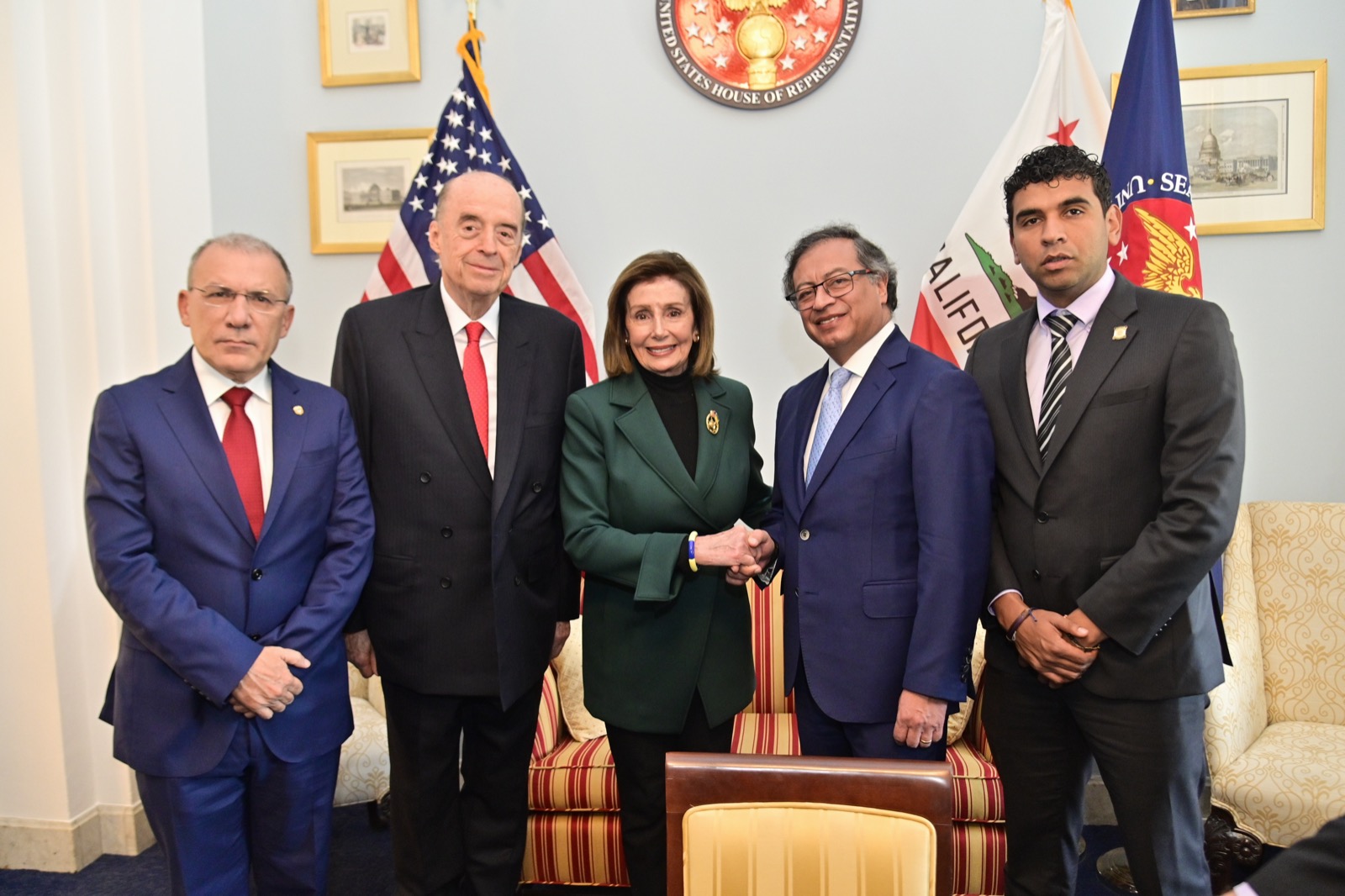 En el Capitolio de Estados Unidos, Gustavo Petro se reunió con Nancy Pelosi. En el encuentro también estuvieron Roy Barreras, presidente del Senado colombiano, el canciller Álvaro Leyva y David Racero, jefe de la Cámara de Representantes.