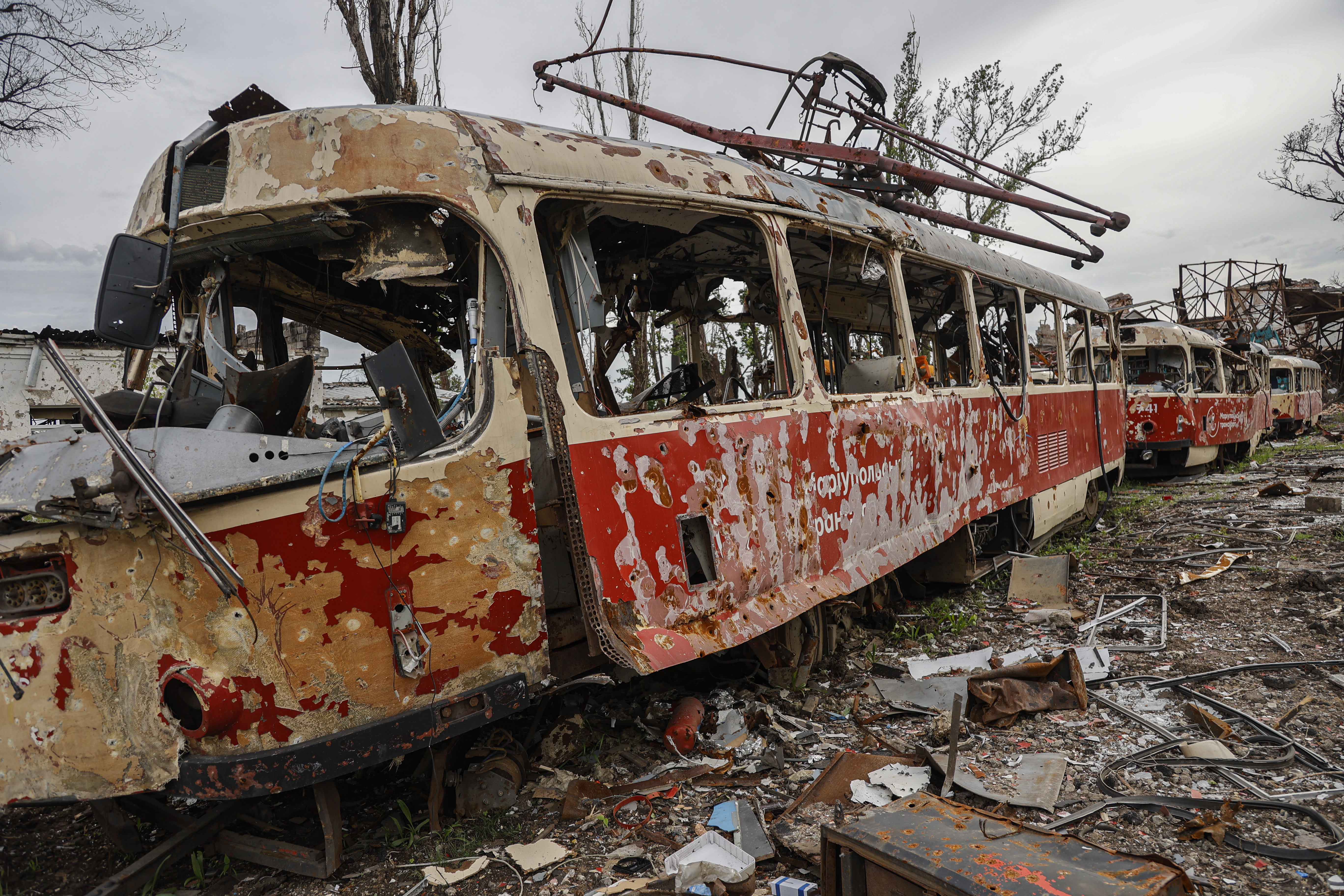 -FOTODELDIA- Mariupol (Ukraine), 21/05/2022.- Vista de un tranvía destrozado por los ataques rusos en la ciudad de Mariupol, Ukraine este domingo. EFE/ Alessandro Guerra