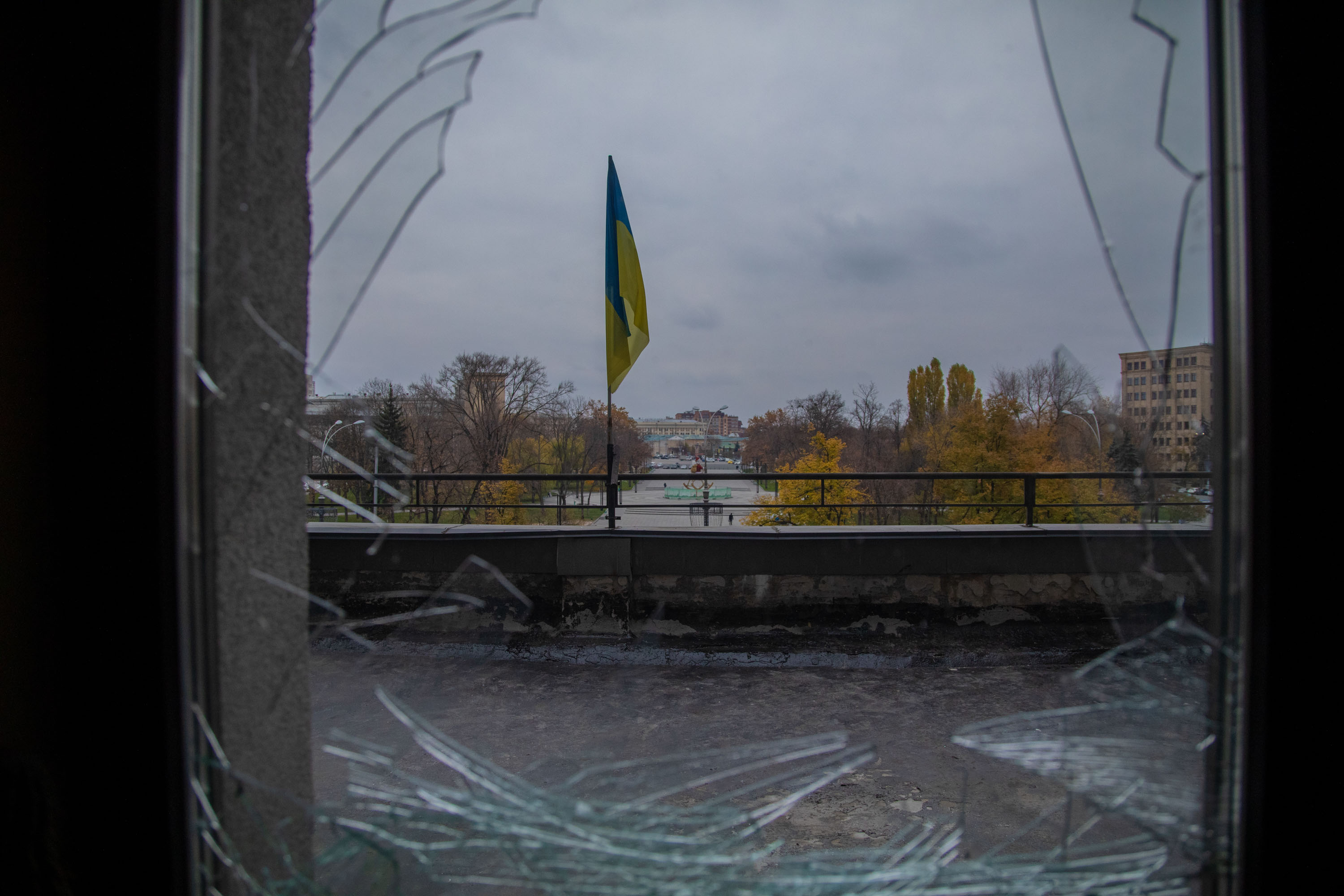 El emblemático rascacielos soviético Derzhprom fue atacado por bombas guiadas rusas el 8 de noviembre de 2024. Allí funcionan las oficinas de Kharkiv Media Hub, una plataforma que apoya a los medios de comunicación ucranianos y extranjeros en Járkov, la segunda ciudad más poblada de Ucrania.