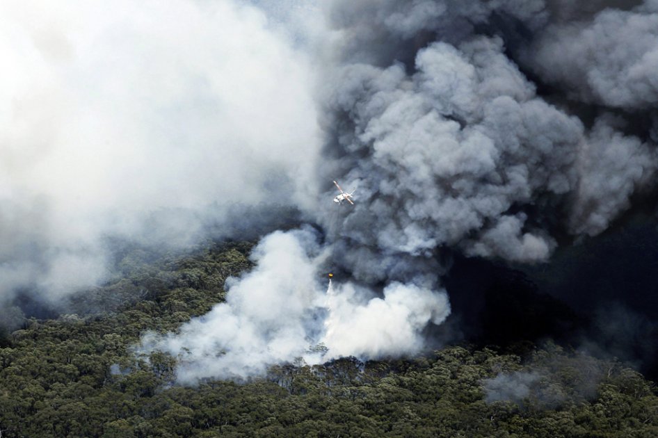  Una imagen aérea muestra las casas destruidas, después de que un devastador fuego incontrolable pasara por Yellow Rock, Winmalee y Springwood, suburbios de Sídney (Australia)./ EFE