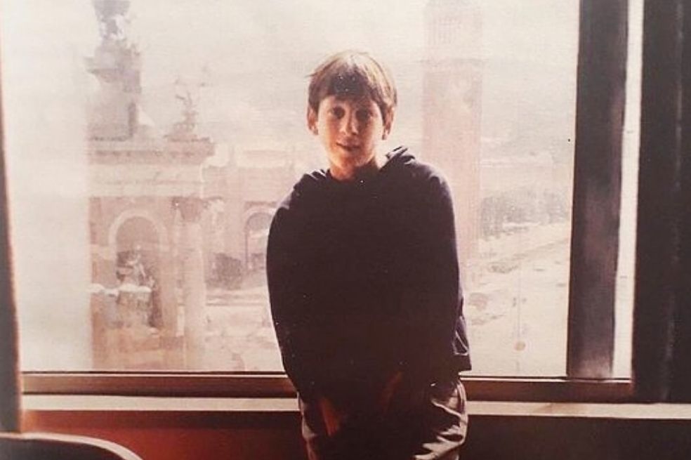 Era el año 2000. Desde Rosario (Argentina) a Barcelona (España) llegó un niño pequeño con una zurda prodigiosa. Esta imagen, tomada en el hotel que queda en frente del icónico monte de Montjuic en la capital de Cataluña, es el primer testimonio del arribo de Lionel Andrés Messi Cuccitini a la ciudad condal.