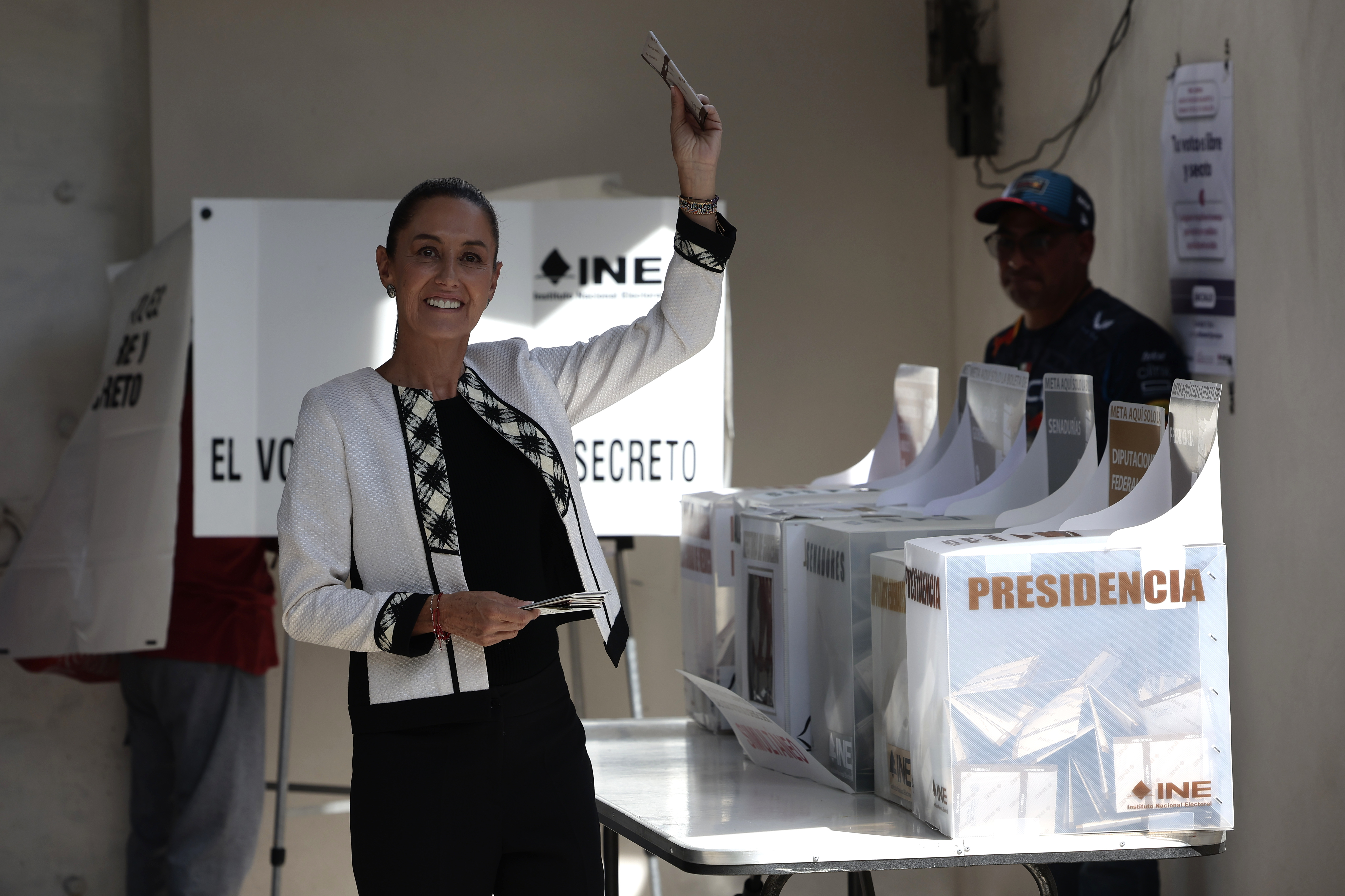 MEX9746. CIUDAD DE MÉXICO (MÉXICO), 02/06/2024.- La candidata oficialista a la presidencia de México, Claudia Sheinbaum, vota en las elecciones generales mexicanas este domingo, en un colegio electoral en la Ciudad de México (México). Sheinbaum votó este domingo en la alcaldía Tlalpan, demarcación interna del sur de la capital, donde dijo que los ciudadanos “no deberían tener miedo" de participar en la elección pese a la violencia. EFE/ José Méndez