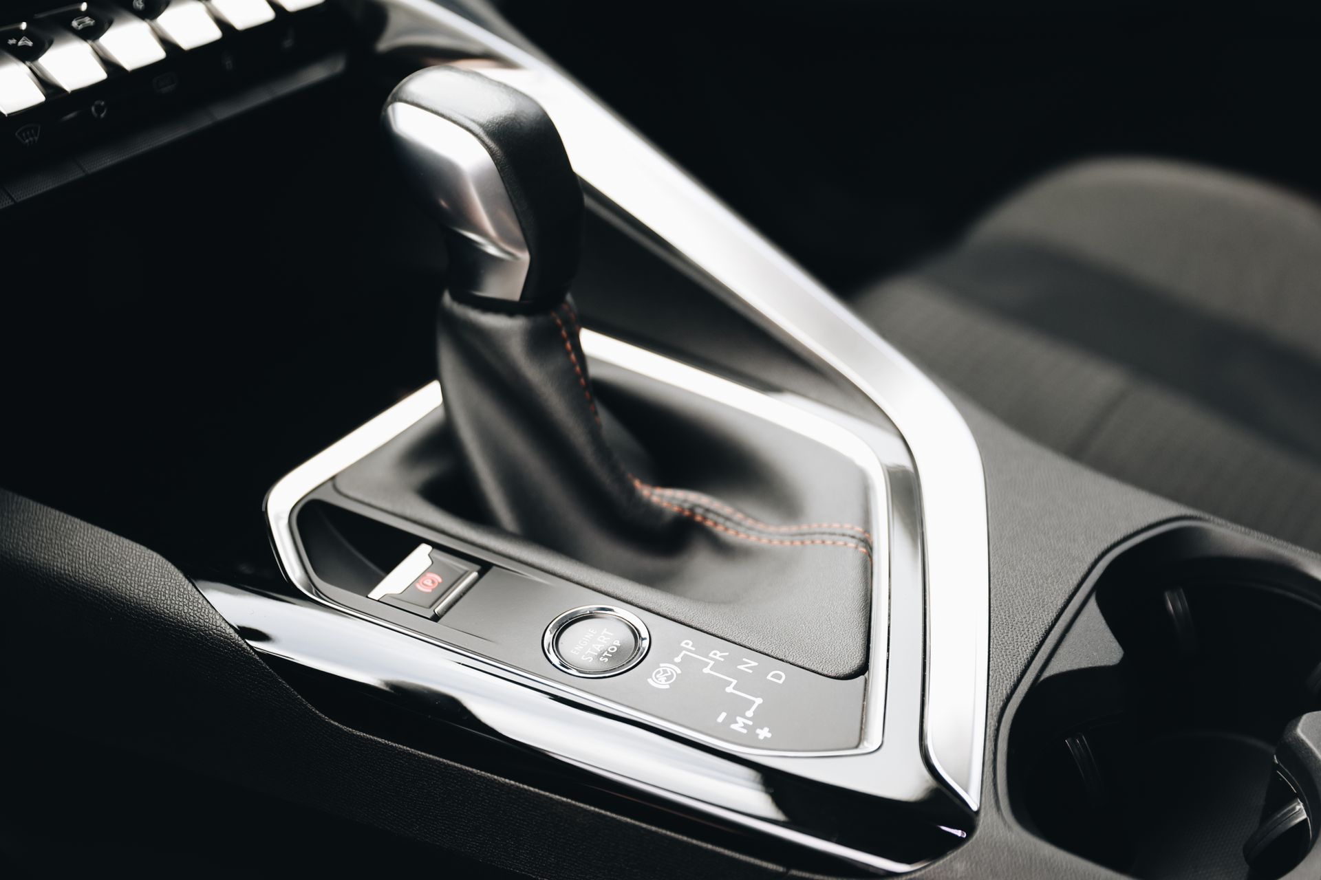 ¿Por qué se puede bloquear la palanca de cambios automática de un auto y cómo desbloquearla?