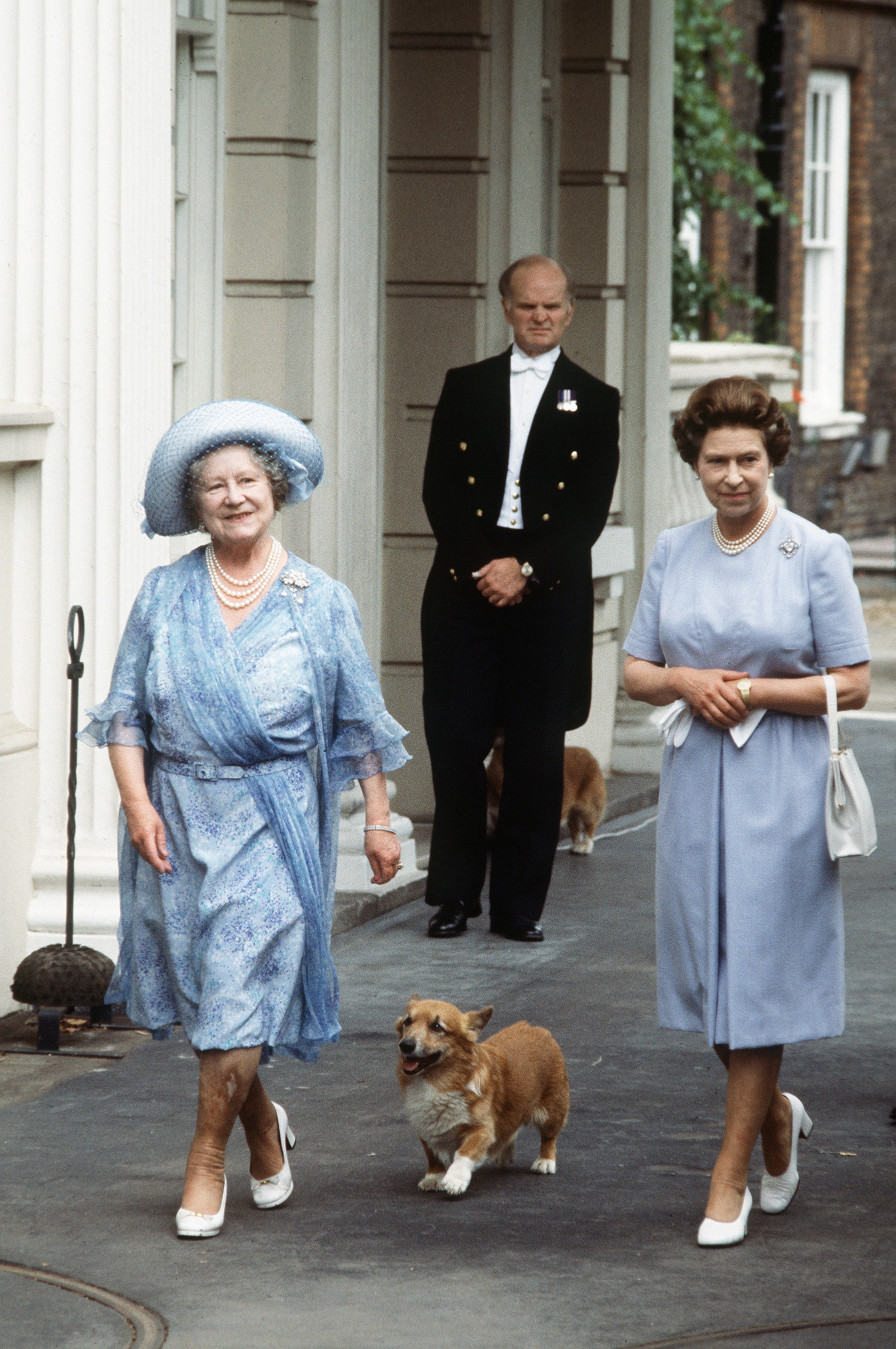 LONDRES, 07/03/2023.- Fotografía de la Reina madre con su hija, la reina Isabel II, fuera de Clarence House, tomada el 4 de agosto de 1983. El "apasionado" vínculo que la reina Isabel II de Inglaterra (1952-2022) mantuvo con sus perros corgis a lo largo de nueve décadas y que le hacía aflorar su lado más "cercano" se documenta en una serie de fotografías presentadas hoy en Londres. EFE/Tim Graham TIM GRAHAM PHOTO LIBRARY VIA GETTY  /   SOLO USO EDITORIAL/SOLO DISPONIBLE PARA ILUSTRAR LA NOTICIA QUE ACOMPAÑA (CRÉDITO OBLIGATORIO)