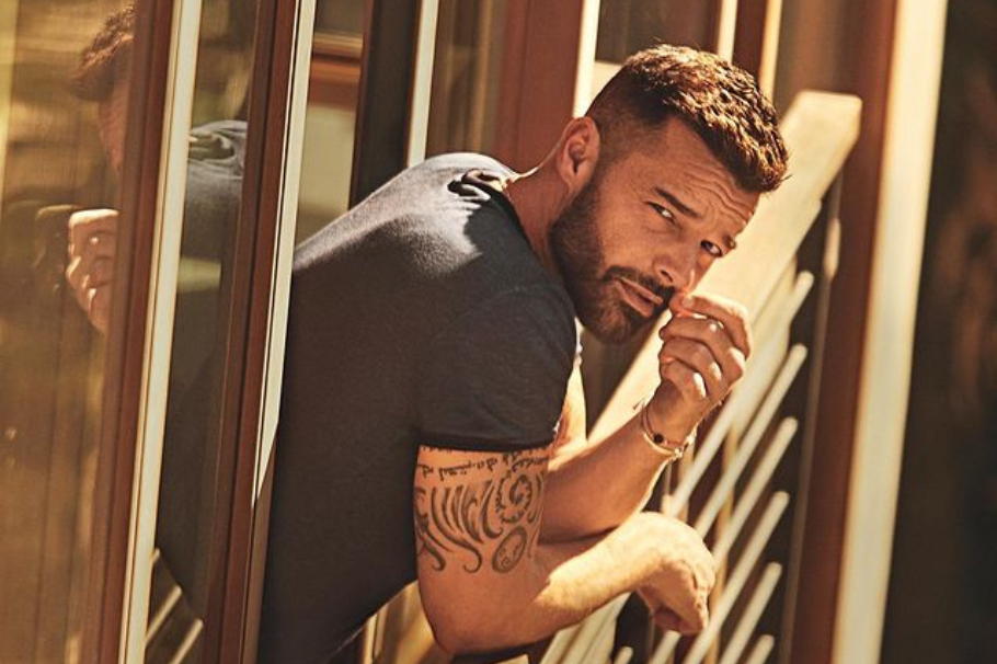 ¡Qué calor! Ricky Martin encendió las redes con video semidesnudo en el baño