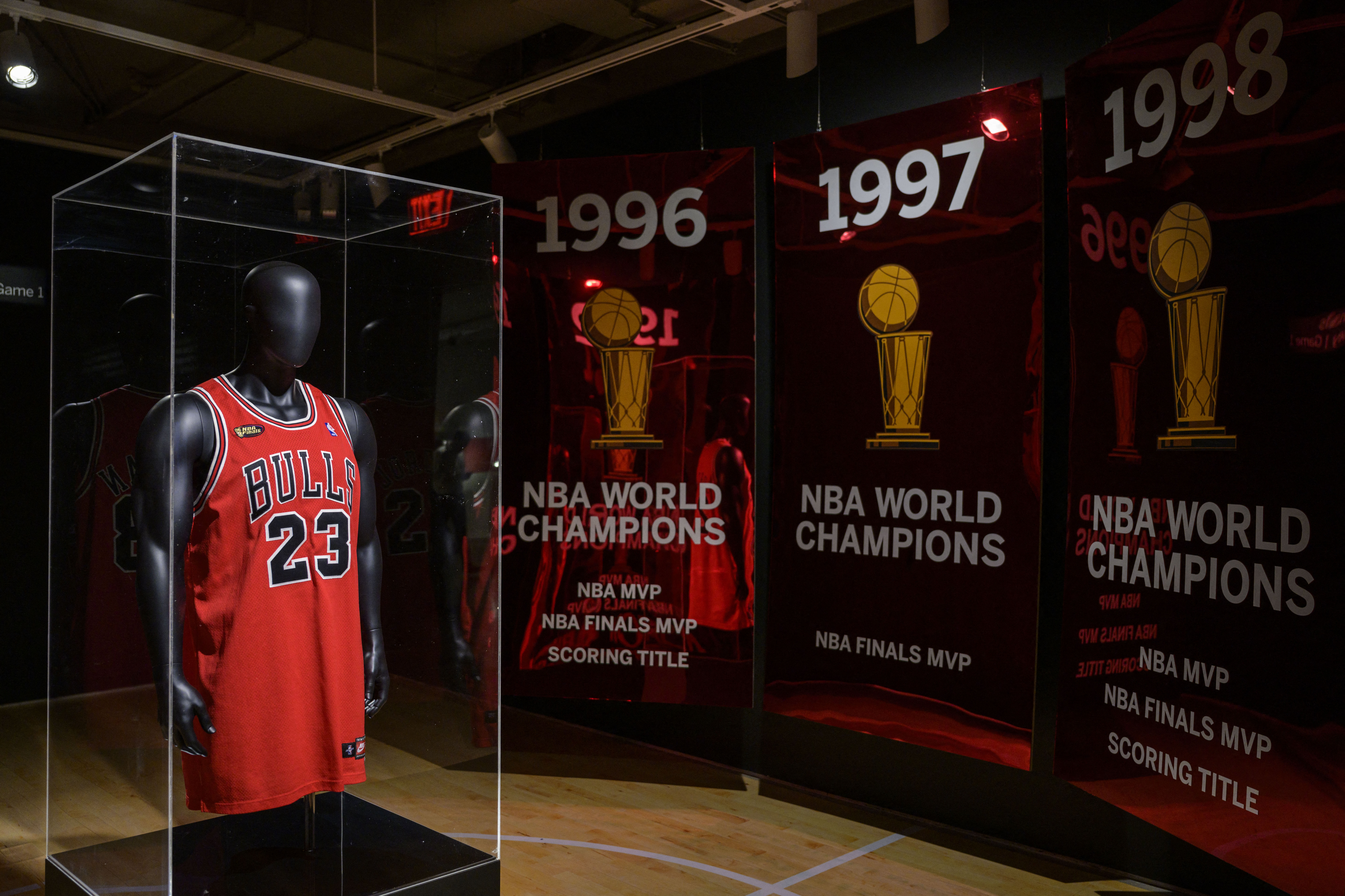 Una camiseta de Michael Jordan es subastada y rompe récord
