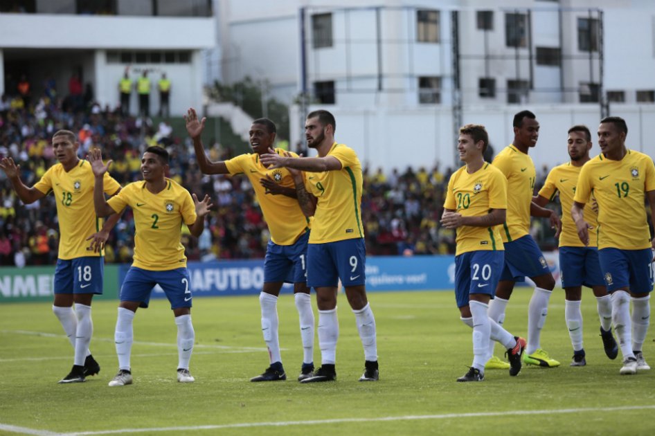 El jugador de Brasil, Felipe Vizeu (c), celebra el tercer gol anotado a Paraguay. / EFE