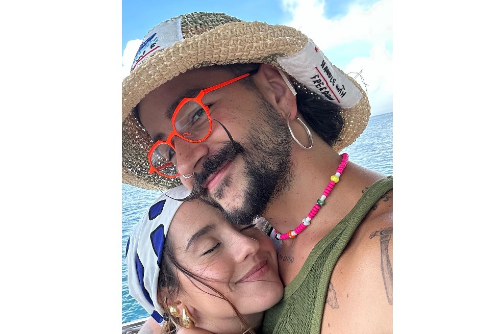 Luego de publicar una foto donde aparece junto a una modelo japonesa, a Camilo le recordaron que está casado con Evaluna, la madre de su hija Índigo. ¿Fue comprometedora la imagen?