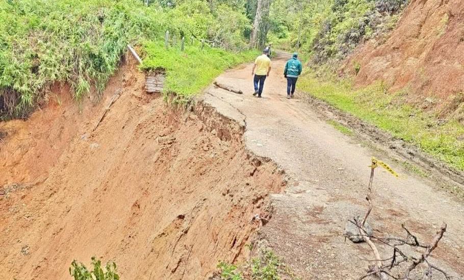 Desplome en la vía Medellín-Guadalupe tiene a más de 15.000 personas incomunicadas