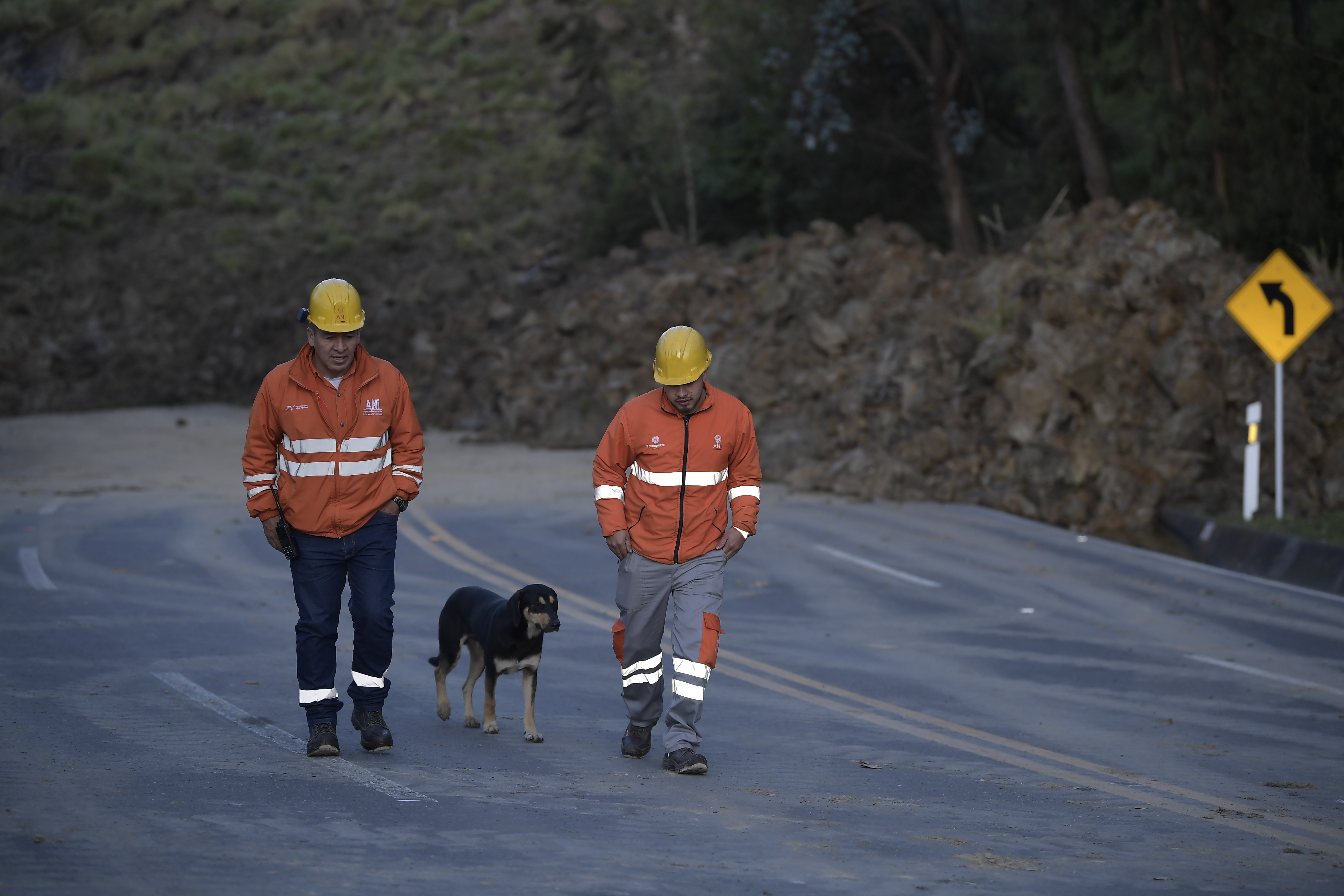 Derrumbe en Chipaque en el sector de cuatro carriles, desde el kilómetro 18+300 hasta el k18+600, vía Bogotá - Villavicencio.