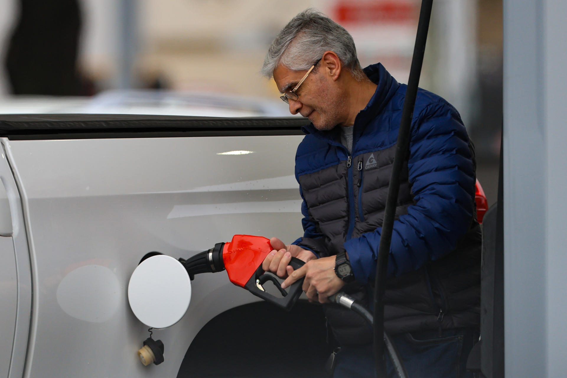 AME8125. HOUSTON (ESTADOS UNIDOS), 24/01/2026.- Un hombre carga combustible en un vehículo este sábado, previo a la llegada de la tormenta invernal en Houston (Estados Unidos). Una peligrosa tormenta invernal amenaza a cerca de la mitad de Estados Unidos, con fuertes nevadas y temperaturas extremas previstas para el fin de semana, por lo que al menos 14 estados del país han declarado ya el estado de emergencia. EFE/ Carlos Ramírez