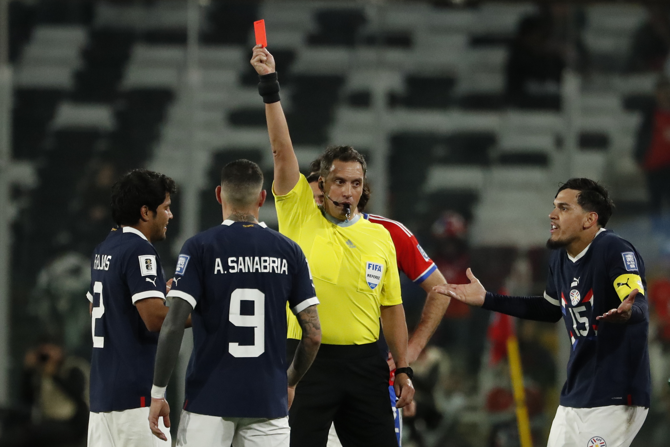 AMDEP3162. SANTIAGO (CHILE), 16/11/2023.- Robert Rojas (i) de Paraguay reacciona tras recibir tarjeta roja del árbitro paraguayo Fernando Rapallini hoy, en un partido de las Eliminatorias Sudamericanas para la Copa Mundial de Fútbol 2026 entre Chile y Paraguay en el estadio Monumental en Santiago de Chile (Chile). EFE/ Elvis González