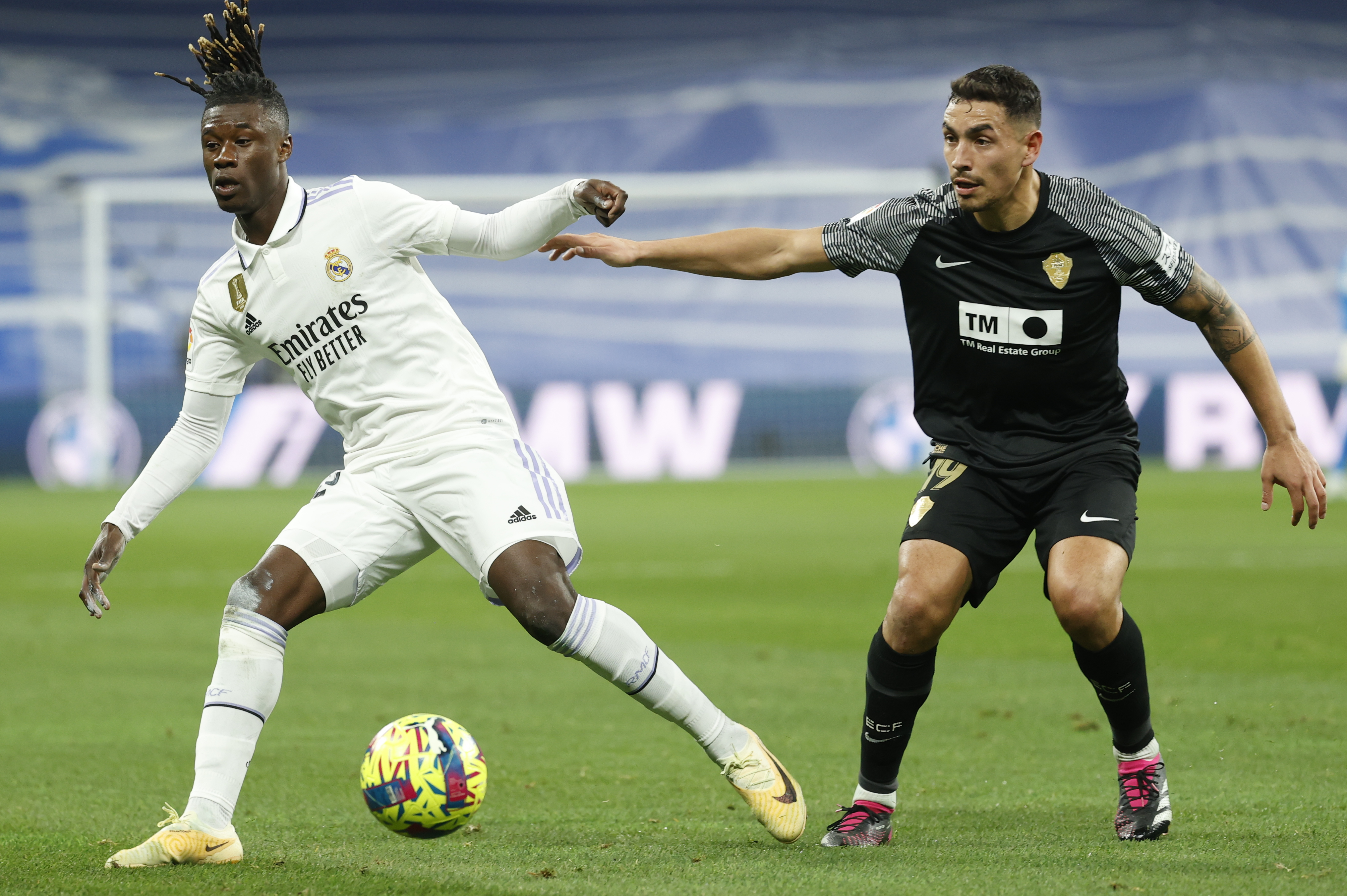 MADRID, 15/02/2023.-El centrocampista francés del Real Madrid Eduardo Camavinga (i) disputa un balón con el delantero argentino del Elche Ezequiel Ponce (d) durante el partido de la Jornada 21 de LaLiga Santander que disputan este miércoles el Real Madrid y el Elche CF en el estadio Santiago Bernabéu de Madrid. EFE/ Mariscal