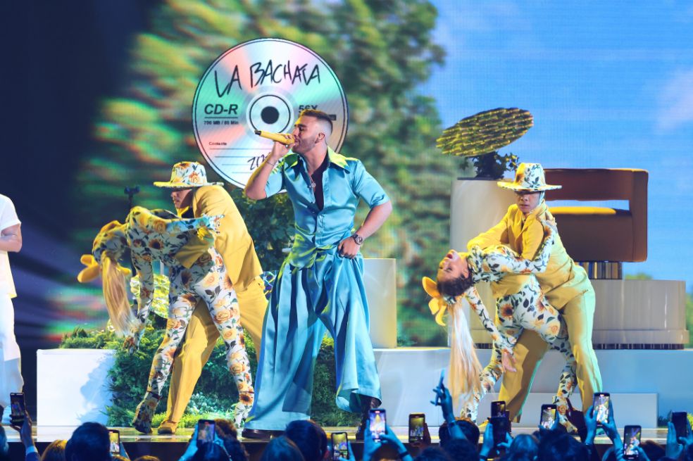 Manuel Turizo cantó su más reciente éxito 'La Bachata' sobre el escenario de los Latin Billboard 2022