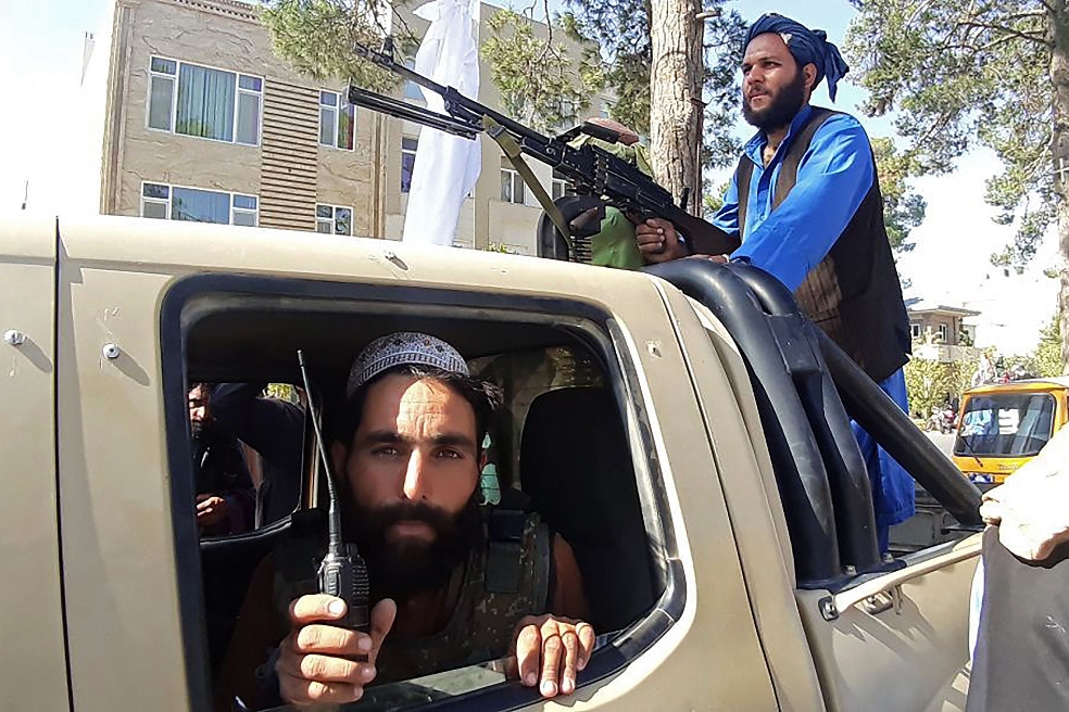 ¡Vienen los talibanes! ¿Por qué miles de personas huyen de ellos en Afganistán?