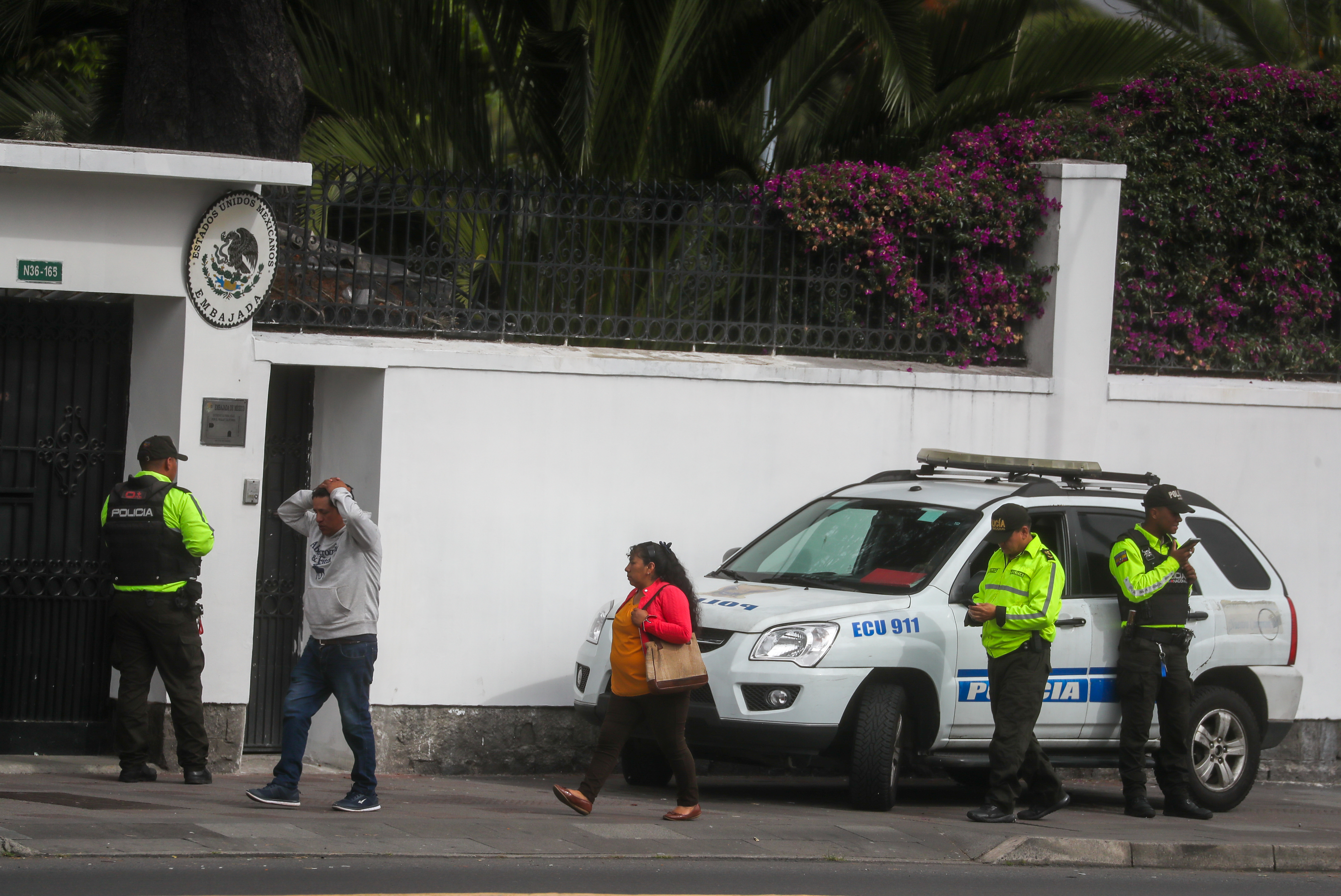 QUI01. QUITO (ECUADOR), 06/04/2024.- Fotografía de la entrada a la Embajada de México este sábado en Quito (Ecuador). La Policía de Ecuador irrumpió el viernes en la Embajada de México en Quito y detuvo a Jorge Glas, vicepresidente entre 2013 y 2017 con Rafael Correa (2007-2017) y luego en los inicios del Gobierno de Lenín Moreno (2017-2021), el mismo día en que el Gobierno azteca le concedió el asilo político. EFE/ José Jácome