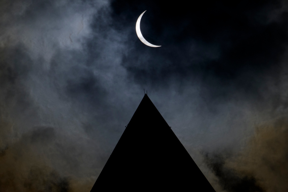 Los eclipses solares totales también ofrecen la oportunidad de estudiar la atmósfera de la Tierra en condiciones poco usuales.