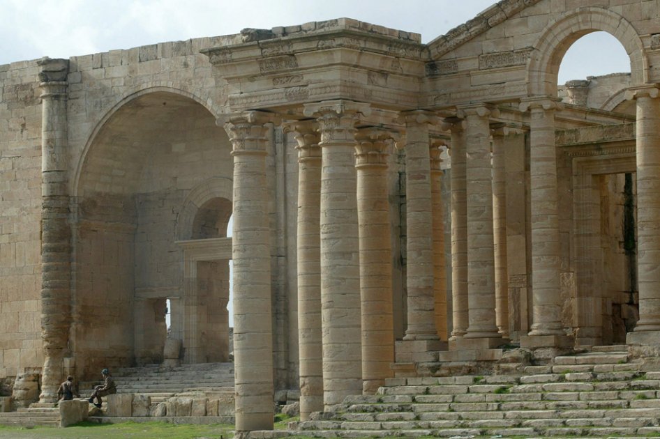 Estado Islámico exhibe su destrucción en antigua ciudad iraquí de Hatra