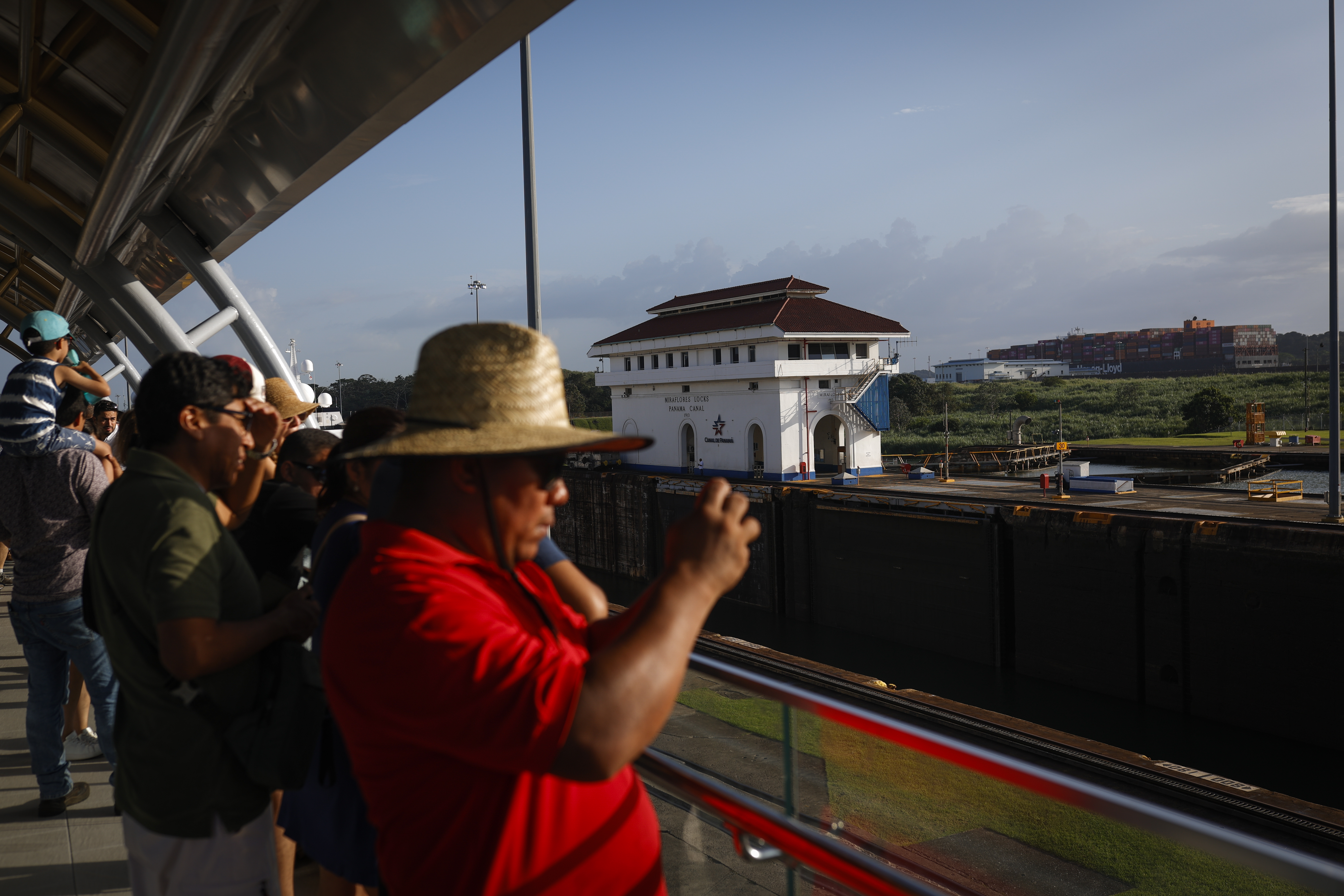¿Quiénes manejan los puertos que son cercanos al Canal de Panamá?