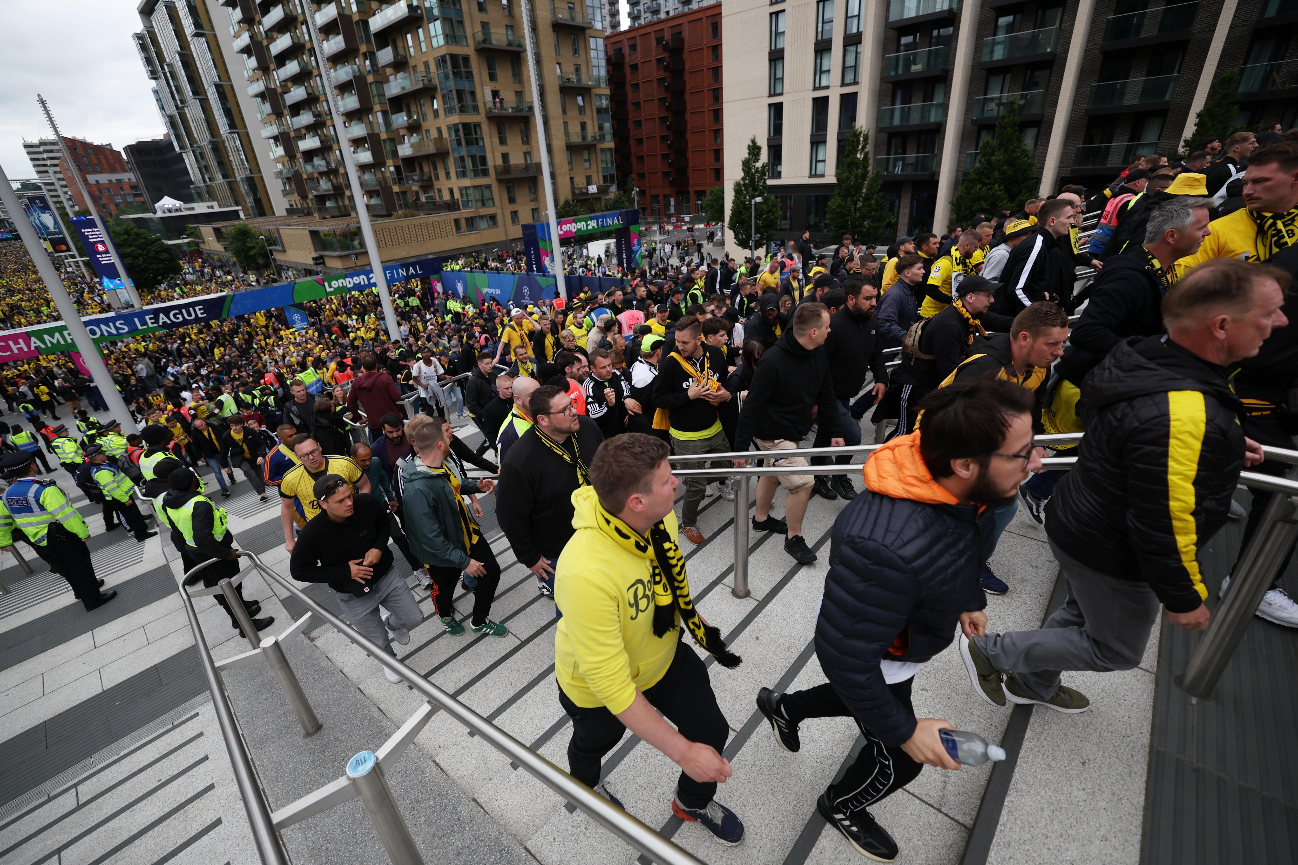 London (United Kingdom), 01/06/2024.- Match-goers make their way into Wembley Stadium ahead of the UEFA Champions League final match of Borussia Dortmund against Real Madrid, in London, Britain, 01 June 2024. (Liga de Campeones, Rusia, Reino Unido, Londres) EFE/EPA/ANDY RAIN