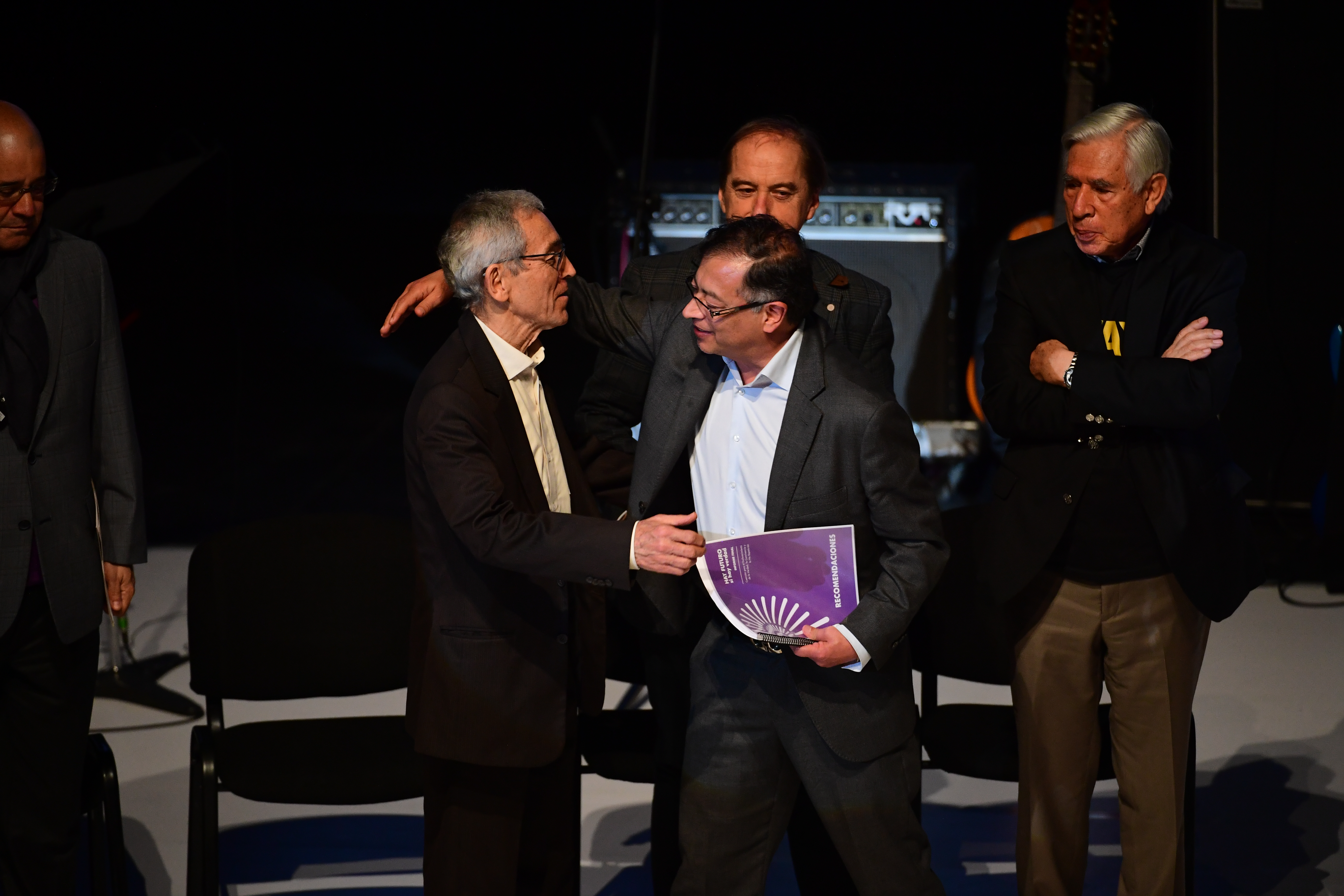 Sacerdote y exprovincial jesuita en compañía del presidente electo Gustavo Petro durante la entrega del informe final de la comisión de la verdad