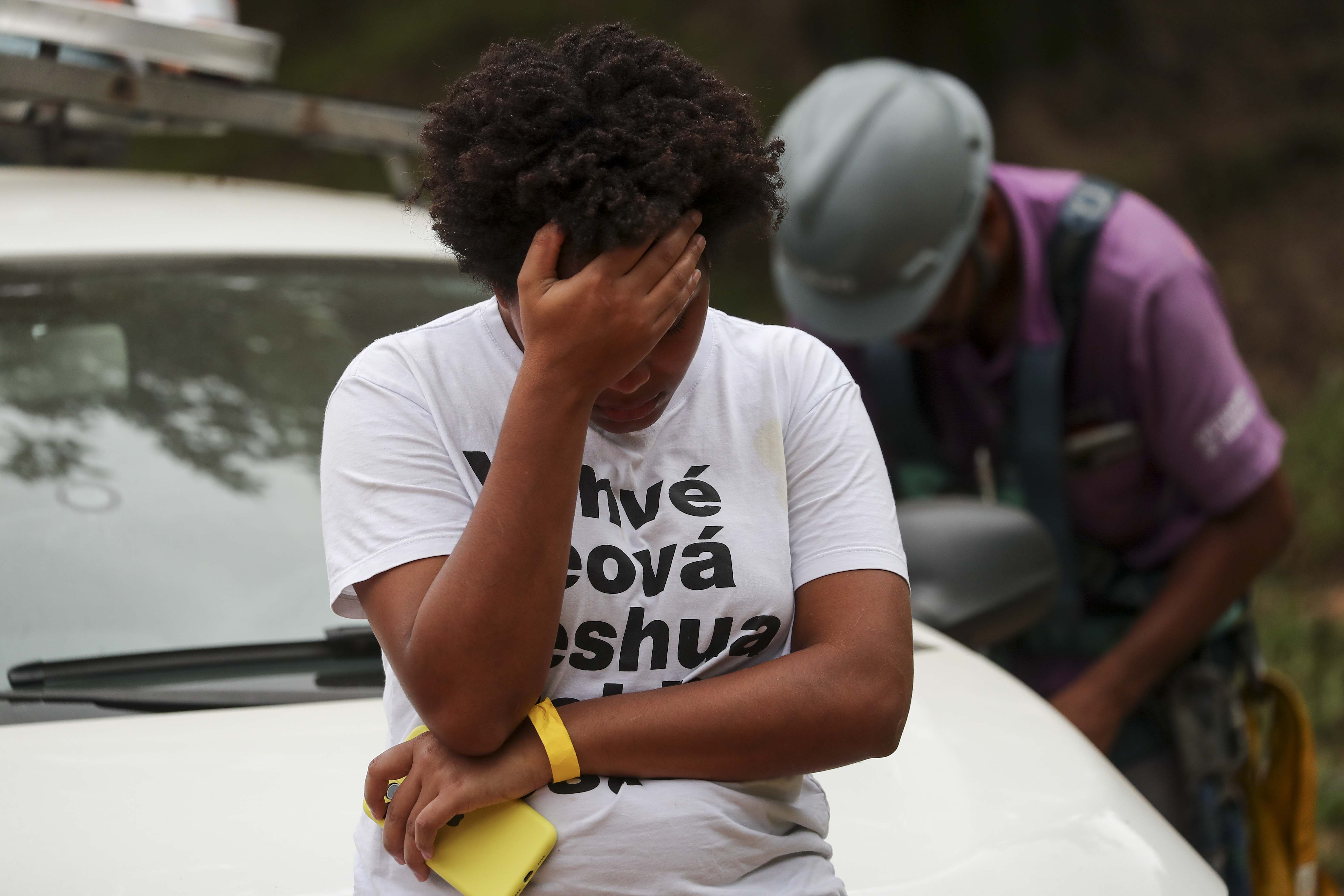 BRA50. SAO SEBASTIAO (BRASIL), 23/02/2023.- Una familiar de una de las víctimas de las tempestades reacciona hoy, en el distrito de Barra do Sahy, en la ciudad de Sao Sebastiao (Brasil). Además de dejar 49 muertos, 36 desaparecidos y cerca de 3.000 personas sin hogar, las tempestades que barrieron esa turística región de playas tuvieron un gravísimo impacto en la infraestructura y destruyeron trechos de numerosas carreteras, que aún no han sido totalmente reabiertas al tráfico. EFE/ Sebastião Moreira