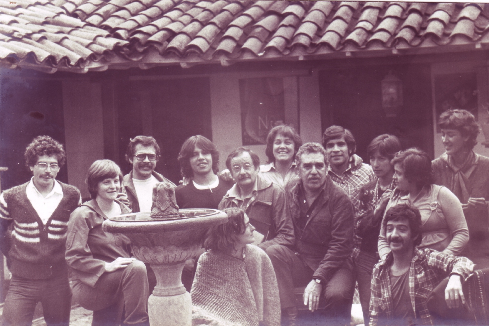 Esta foto fue tomada el día que García Márquez visito su sede en La Candelaria. Aparecen de izquierda a derecha: Hernando “Policarpo” Forero, María Elena Sandoz, Fernando Cruz, Fernando Peñuela (q.e.p.d.), Santiago García (a la derecha de Gabo), Graciela Méndez, Álvaro Rodríguez, Nohora Ayala, Inés Prieto, Patricia Ariza. Sentados: Alfonso Ortiz y Luz Marina Botero. / Cortesía