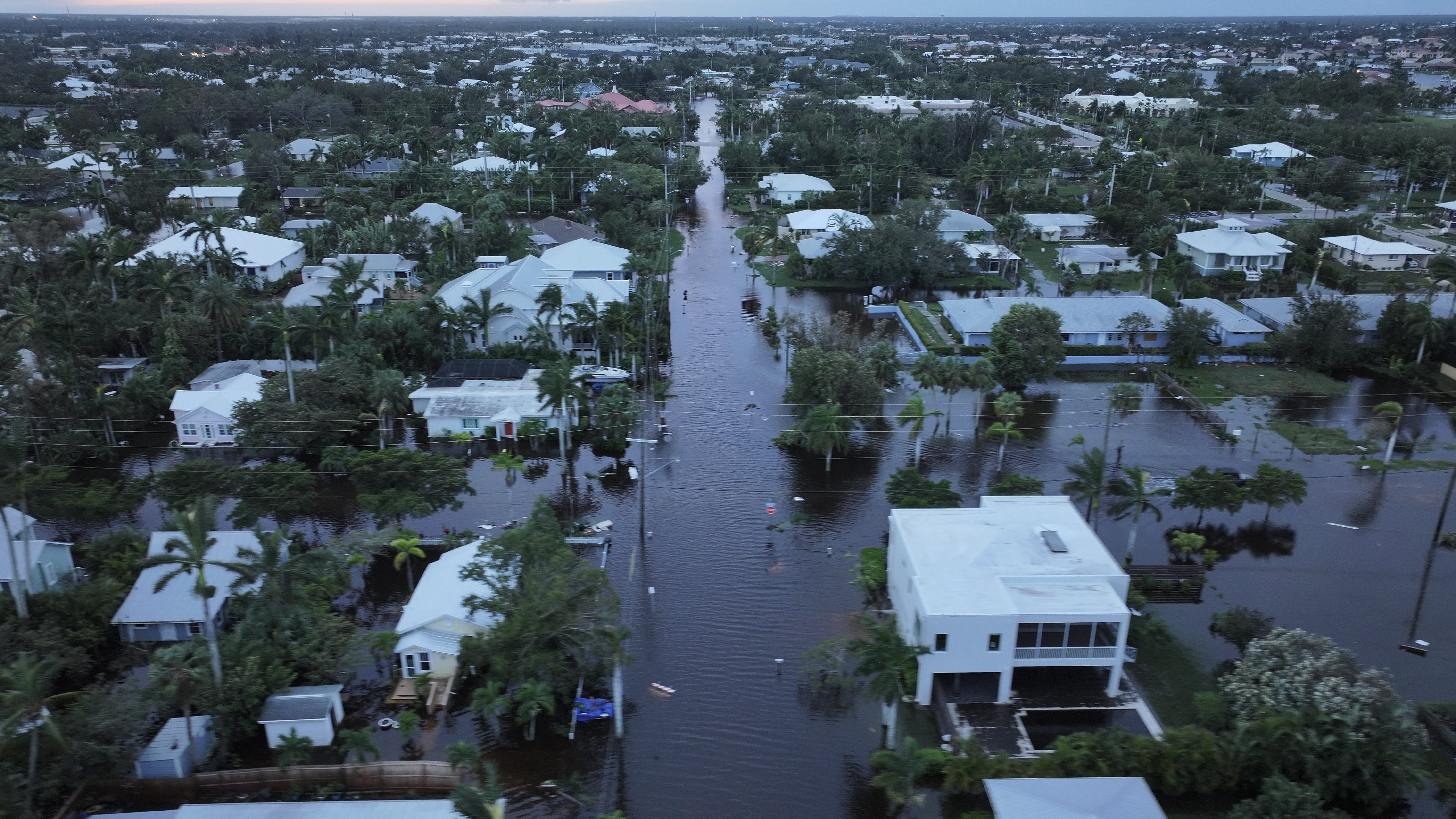 En fotos: Los primeros daños que dejó el huracán Milton en Florida