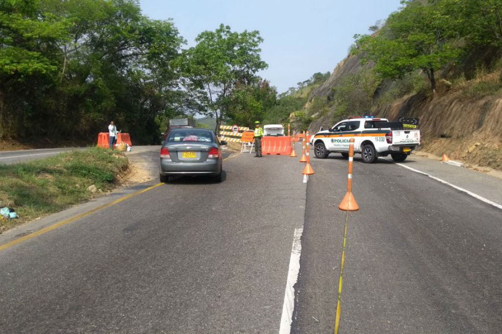 Cierre parcial en vía Bogotá- Girardot por desprendimiento de rocas