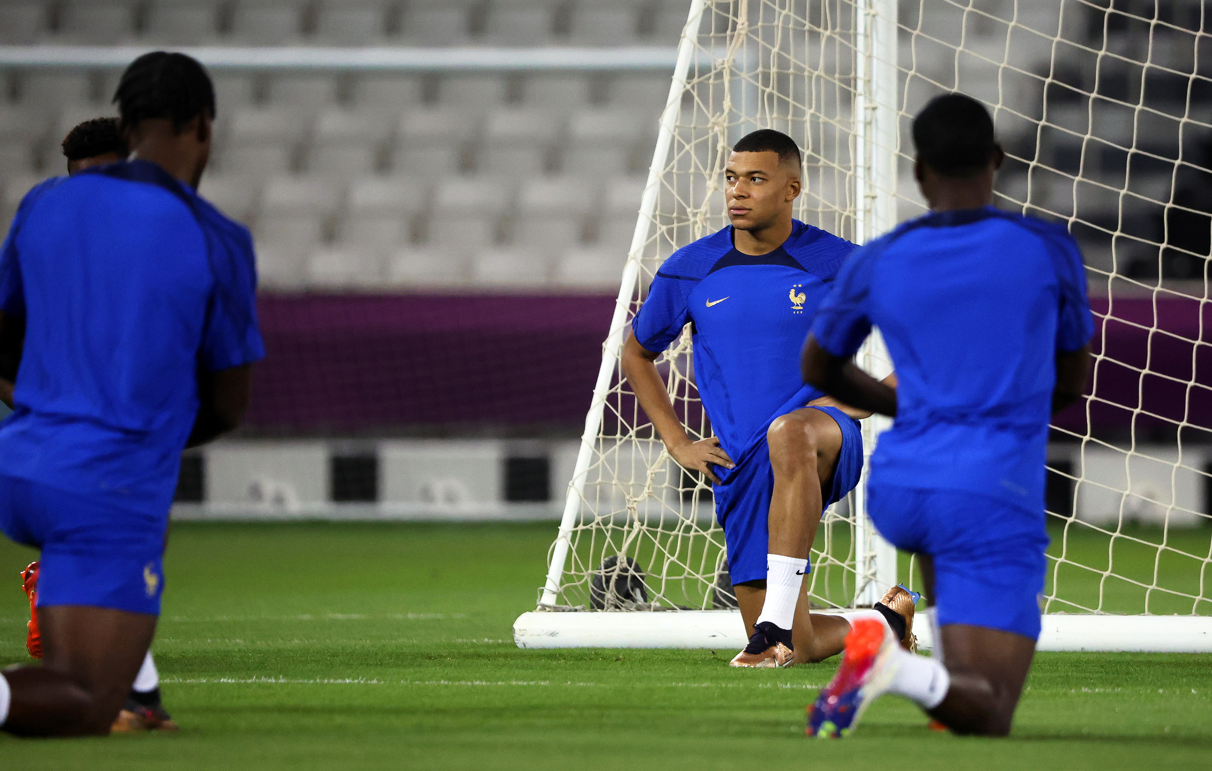 Doha (Qatar), 13/12/2022.- France's Kylian Mbappe (C) and teammates attend their training session in Doha, Qatar, 13 December 2022. France will face Morocco in their FIFA World Cup 2022 semi final soccer match on 14 December 2022. (Mundial de Fútbol, Francia, Marruecos, Catar) EFE/EPA/MARTIN DIVISEK