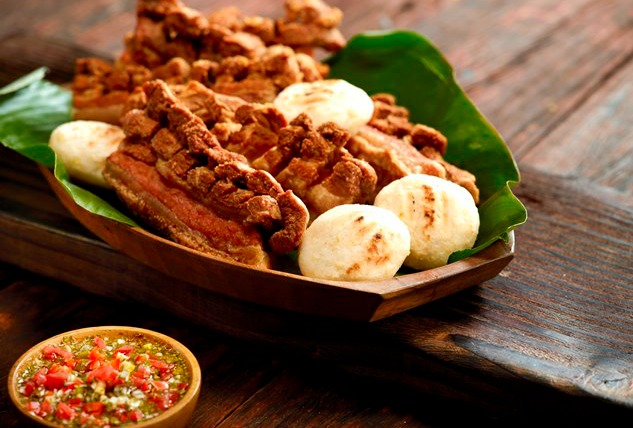 Chicharrón con arepa