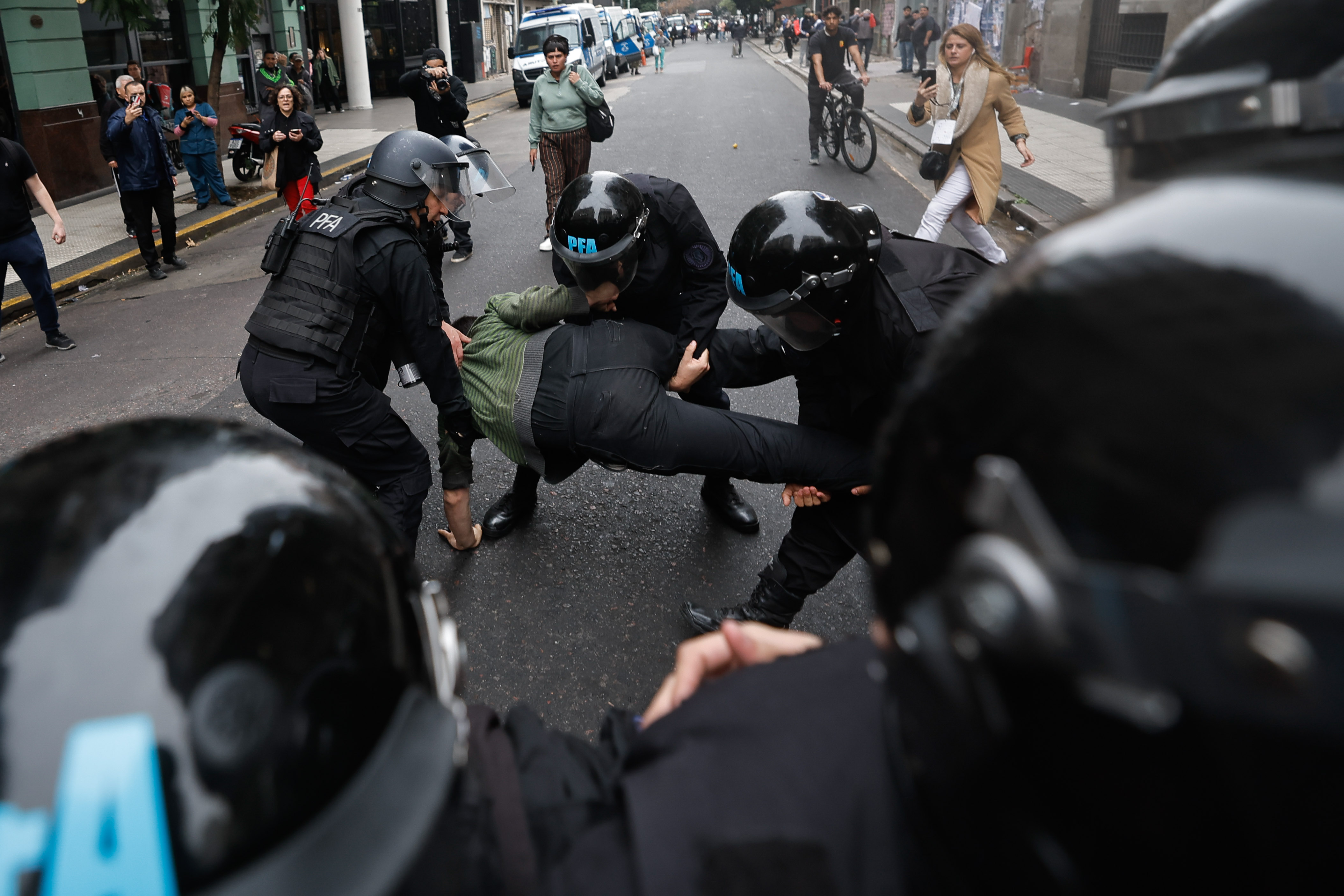 AME3498. BUENOS AIRES (ARGENTINA), 12/06/2024.- Policías detienen a un manifestante a las afueras del senado durante un debate este miércoles, en Buenos Aires (Argentina). El Senado argentino dio comienzo este miércoles al debate de la Ley Bases y Puntos de Partida para la Libertad de los Argentinos, pieza clave del paquete de reformas del presidente Javier Milei, así como de un paquete fiscal, luego de obtener la aprobación de la Cámara de Diputados el pasado 29 de abril. EFE/ Juan Ignacio Roncoroni