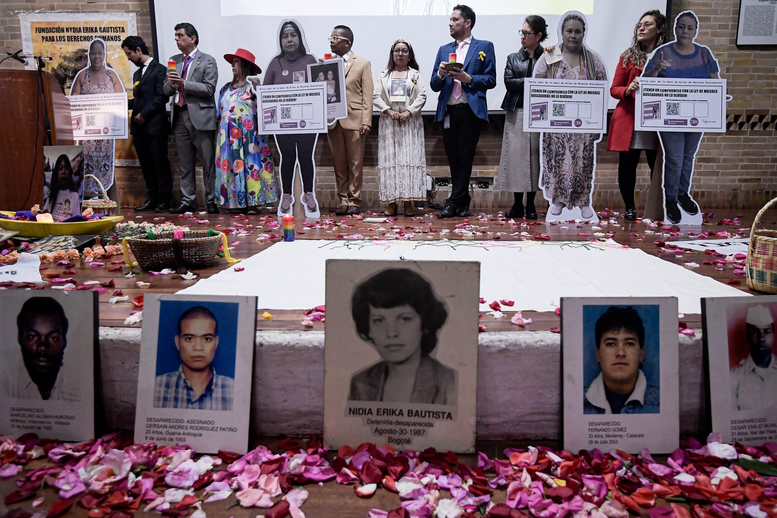 El Sistema Nacional de Búsqueda desarrolló una jornada conmemorativa a las mujeres buscadoras en el Auditorio Virginia Gutierrez de la Universidad Nacional en Bogotá.