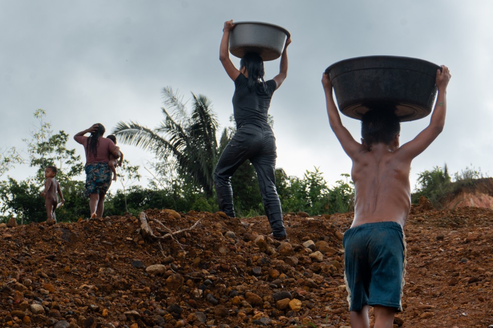 En varias comunidades, las peronsas deben lavar ropa en las quebradas que están cerca de los lugares donde hacen sus necesidades fisiológica.