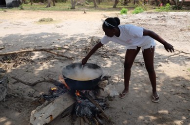 Marimar Bamo cocinando un arroz con camarones para el encuentro de Poderosas.