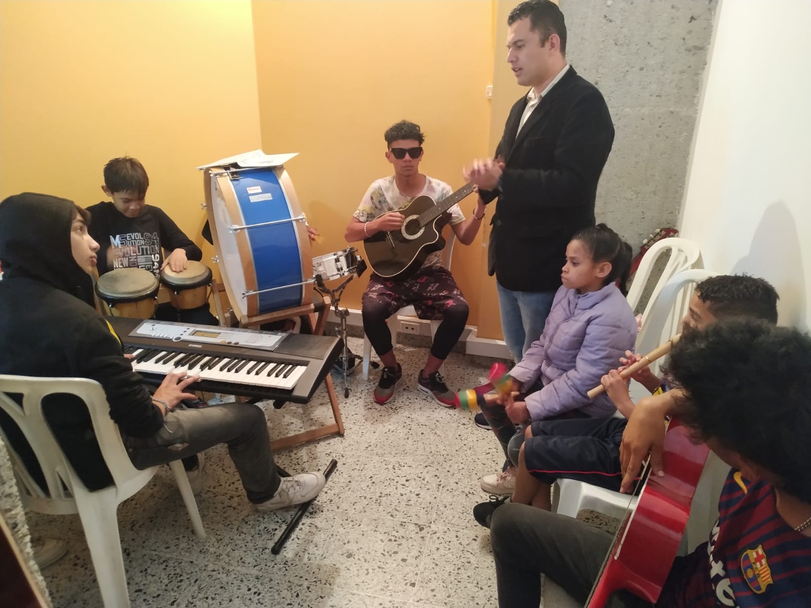 Casa Bosconia es un refugio en el que los niños colombianos y venezolanos puedan alimentarse, estudiar y aprender a tocar música, lejos de las problemáticas de prostitución y drogadicción que acosan a este barrio marginal en el corazón de Bogotá.