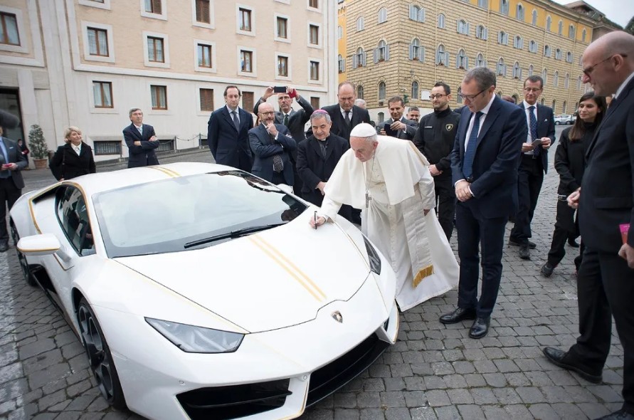 Estos fueron los carros que acompañaron al papa Francisco en su pontificado