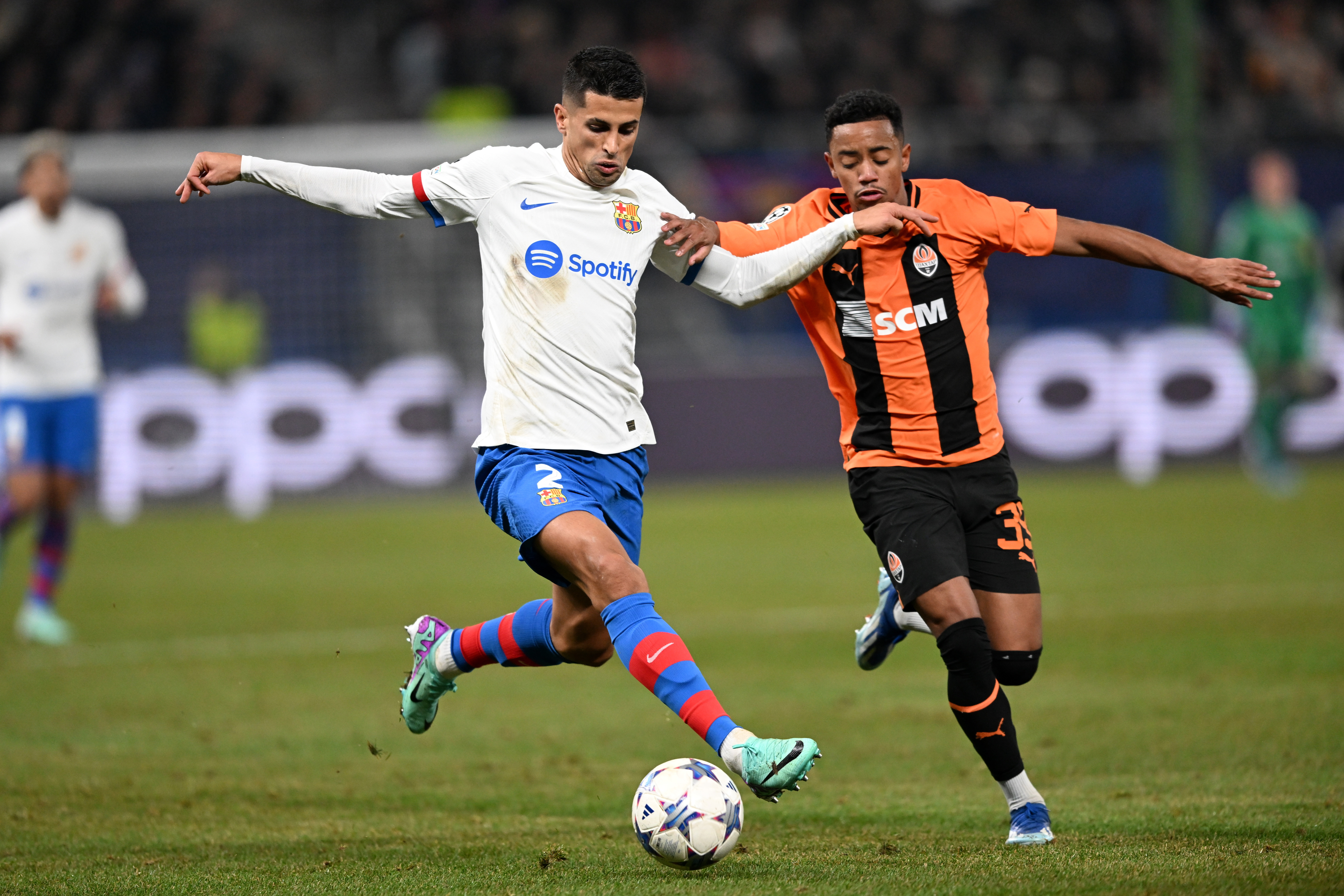 Hamburg (Germany), 07/11/2023.- Barcelona's Joao Cancelo (L) in action against Shakhtar Donetsk's Newerton (R) during the UEFA Champions League Group H soccer match between Shakhtar Donetsk and FC Barcelona in Hamburg, Germany, 07 November 2023. (Liga de Campeones, Alemania, Hamburgo) EFE/EPA/FILIP SINGER