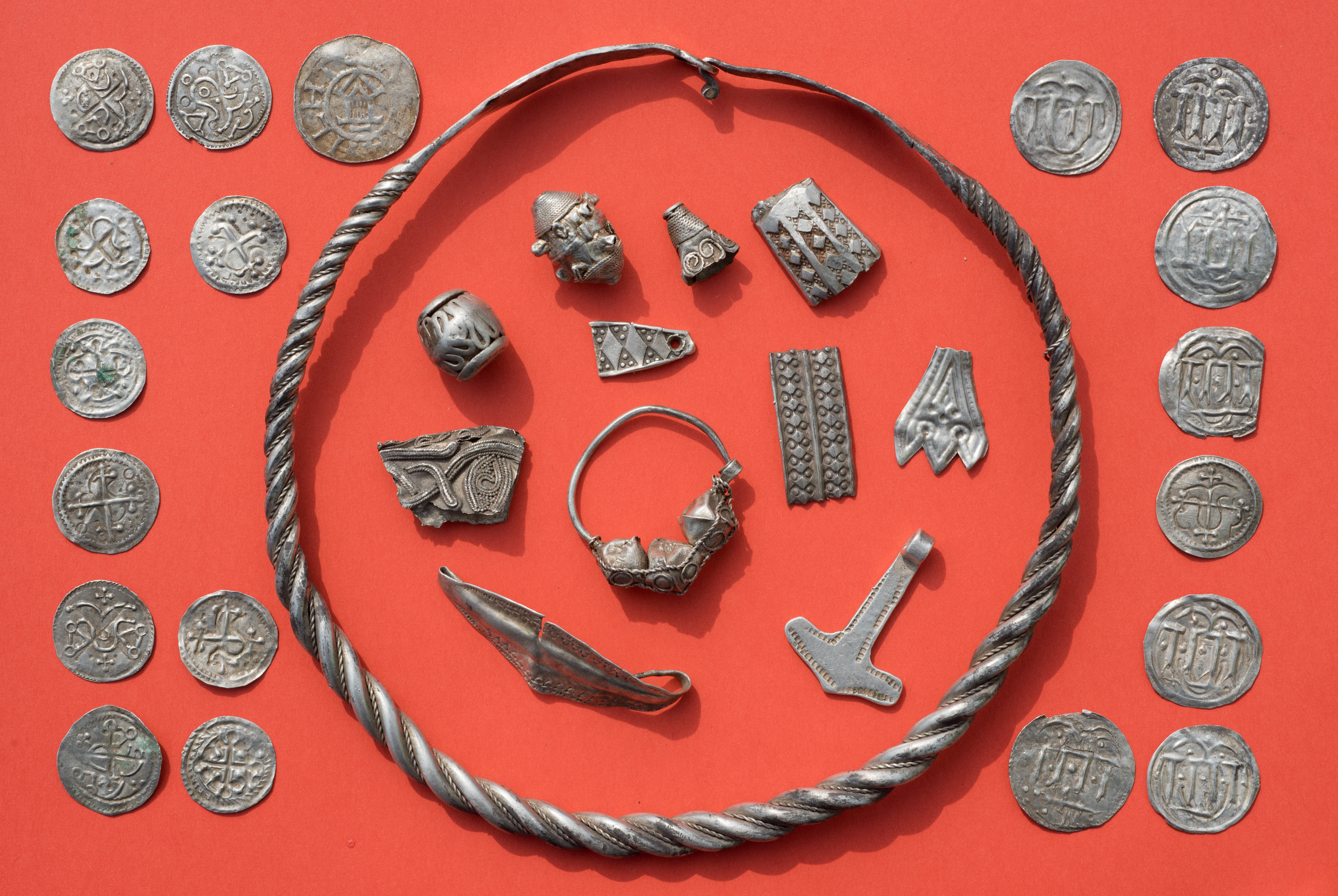 Encuentran tesoro vikingo de más de 1.000 años
