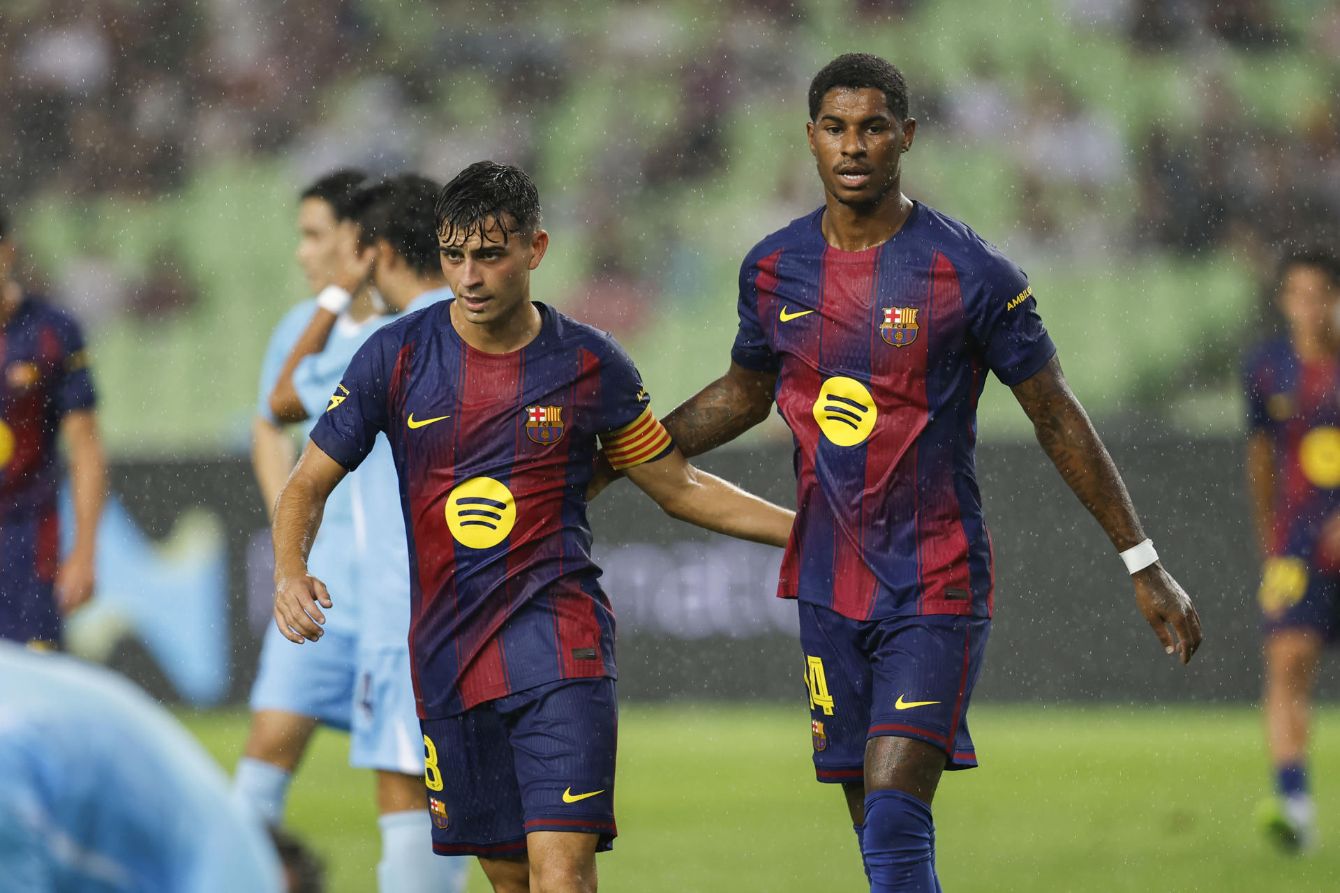 SEÚL, 04/08/2025.- El jugador del Barcelona Marcus Rashford (d) celebra un gol con su compañero Pedri durante el partido amistoso que el equipo azulgrana ha disputado frente al Daegu coreano, el tercer partido de la pretemporada este lunes en Seúl. EFE/ Jeon Heon-kyun
