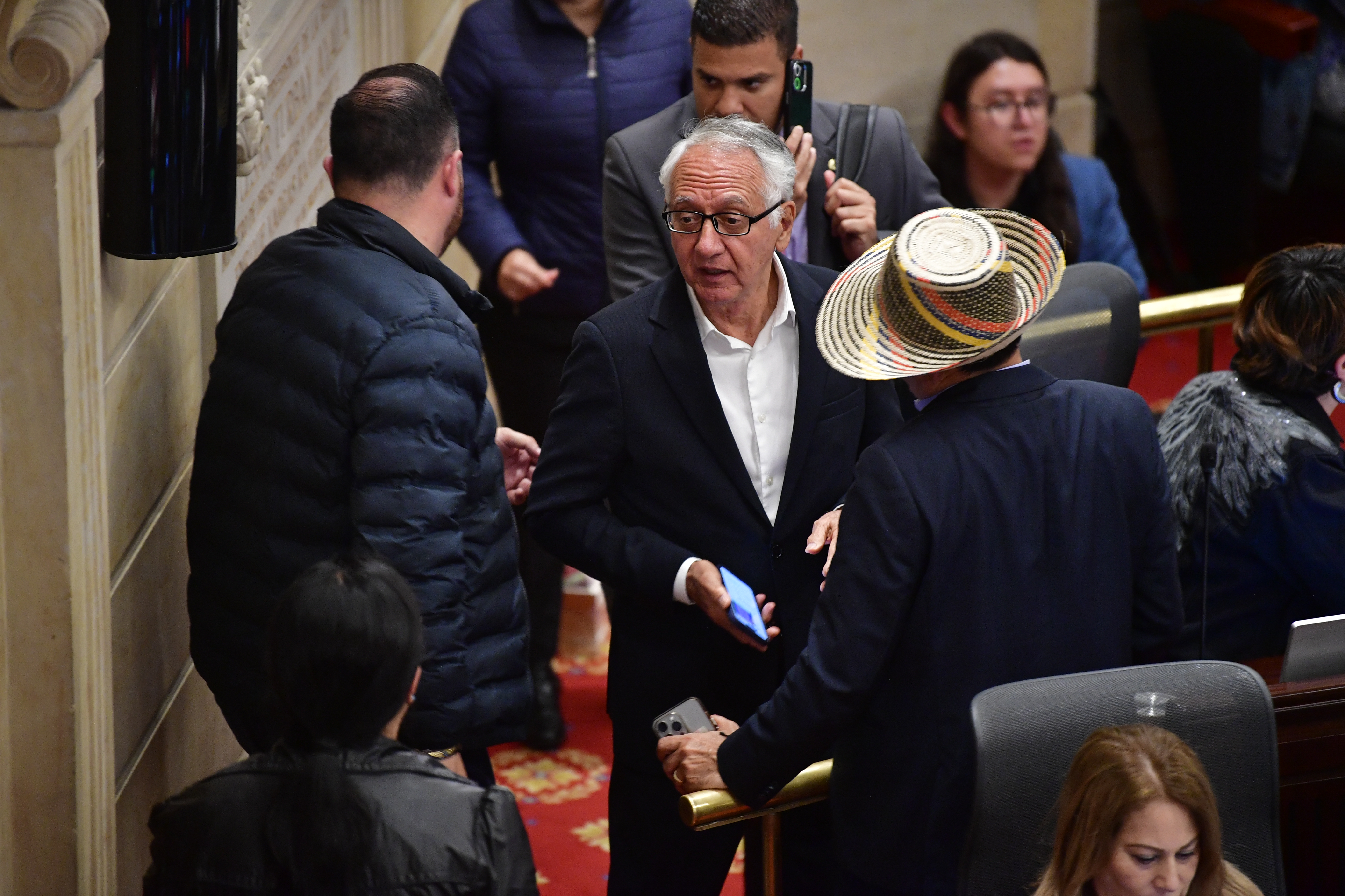 Bancadas de oposición e independientes piden suspender debate de reforma a la salud
