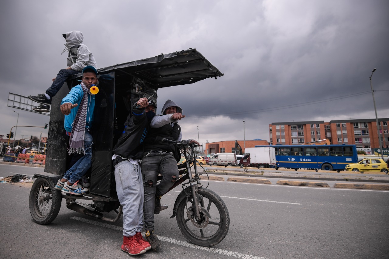 Este jueves, en los portales de Transmilenio del Norte y de las Américas, amanecieron con protestas de bicitaxistas y mototaxistas para rechazar el anuncio de Claudia López.