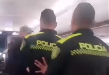 Video: Pasajero extranjero golpeó a policías dentro de un avión en Barranquilla