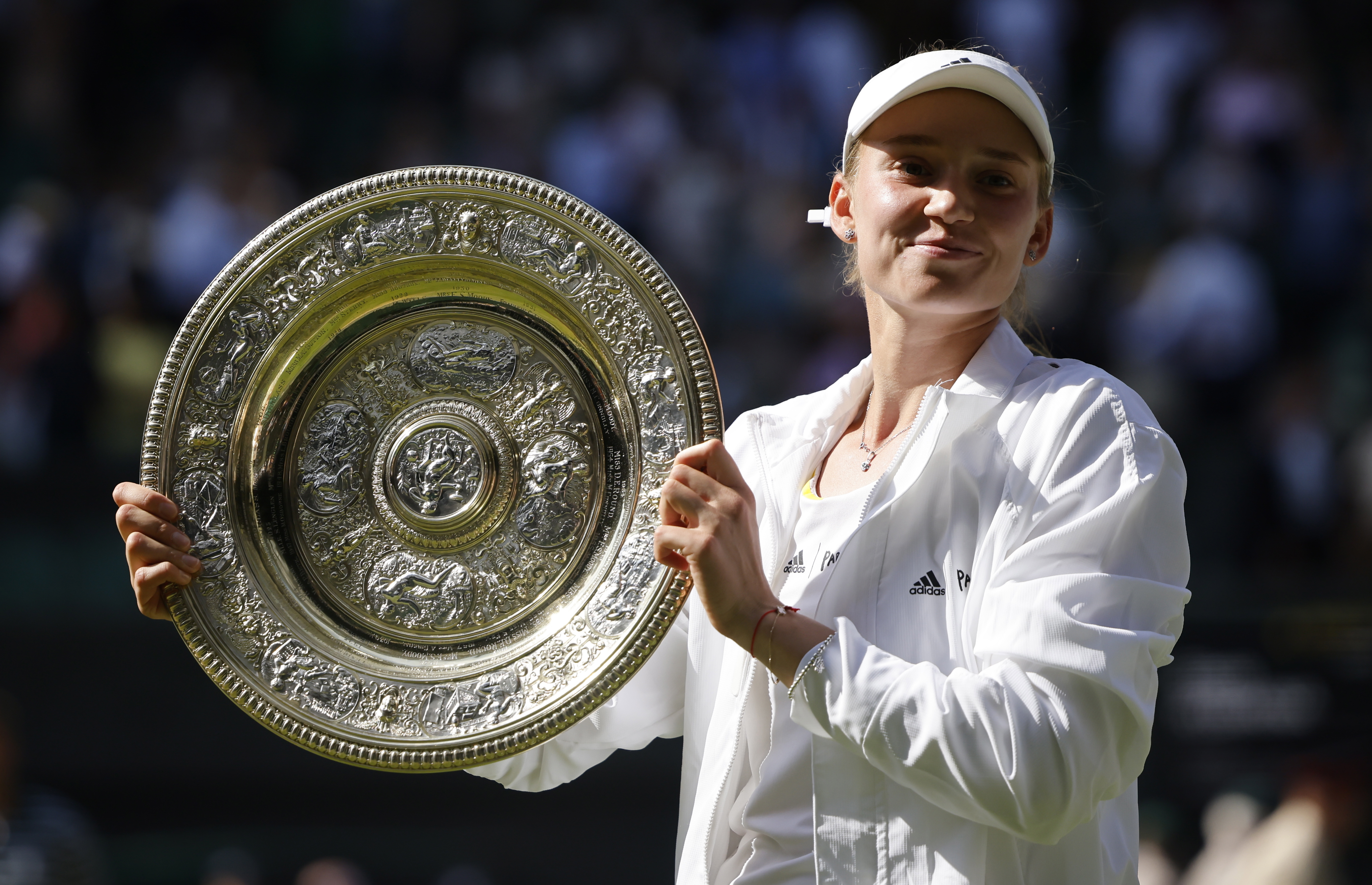 Wimbledon (United Kingdom), 09/07/2022.- Elena Rybakina of Kazakhstan poses with the trophy after winning the women's final match against Ons Jabeur of Tunisia at the Wimbledon Championships, in Wimbledon, Britain, 09 July 2022. (Tenis, Kazajstán, Túnez, Reino Unido, Túnez) EFE/EPA/TOLGA AKMEN EDITORIAL USE ONLY