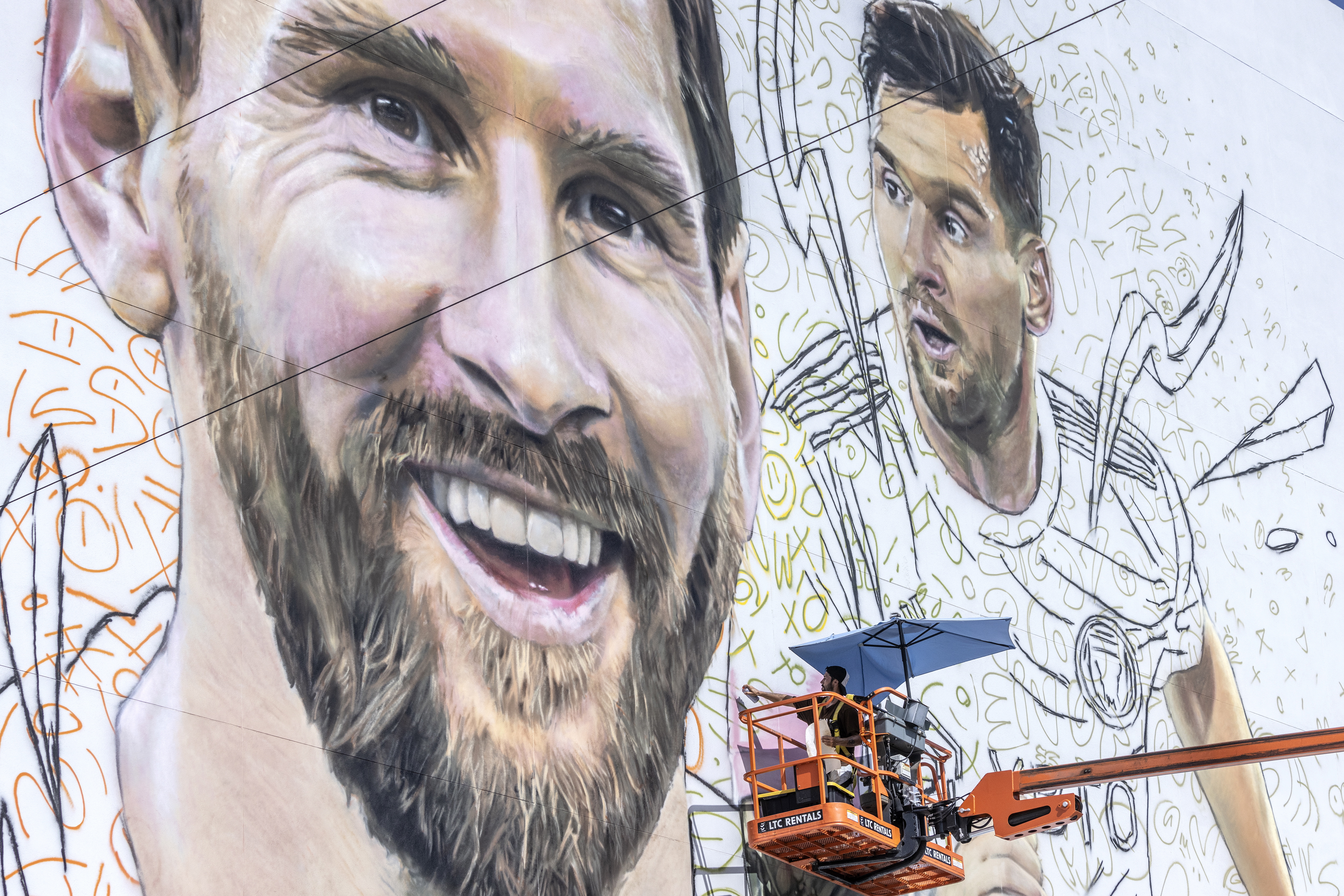 Wynwood (United States), 10/07/2023.- Argentine artist Maximiliano Bagnasco paints a mural of compatriot soccer player Lionel Messi on a seven-story high wall in Wynwood, Florida, USA, 10 July 2023. Messi, who last year lifted the World Cup with Argentina, is believed to be signing a two-and-a-half-year contract with Inter Miami CF. (Mundial de Fútbol, Estados Unidos) EFE/EPA/CRISTOBAL HERRERA-ULASHKEVICH