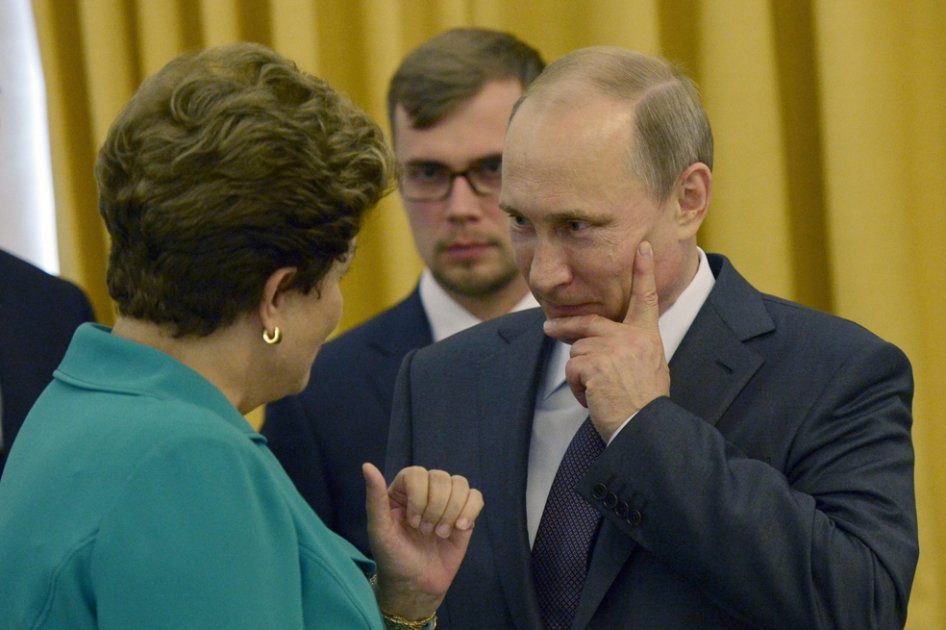 Los presidentes Vladimir Putin y Dilma Rousseff dialogan antes del partido. 