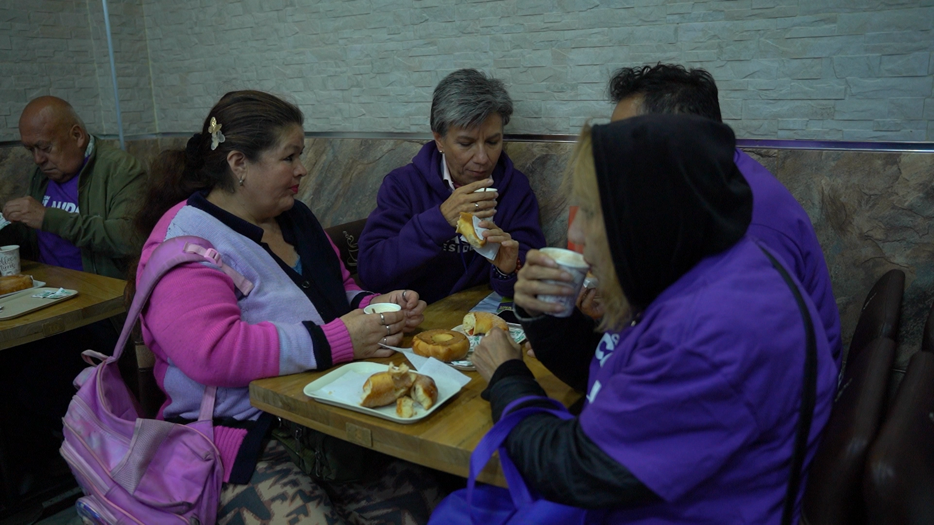 Claudia López en panadería de Bogotá del 20 de Julio.