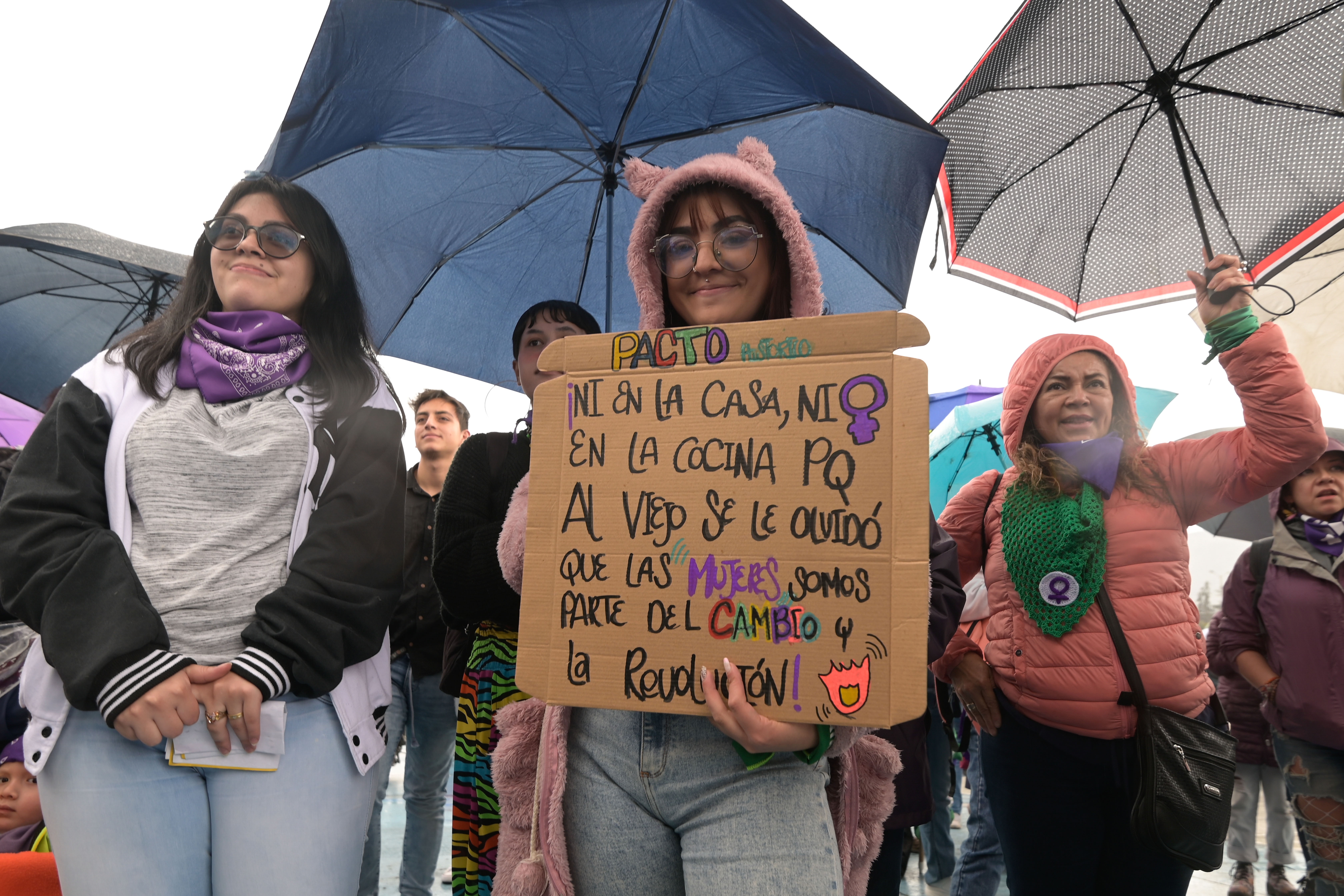 BOG400. BOGOTÁ (COLOMBIA), 11/06/2022.- Seguidoras del candidato presidencial colombiano Gustavo Petro, de la coalición de izquierda Pacto Histórico, participan hoy de una convocatoria llamada "pañuelazo nacional" en Bogotá (Colombia). Organizaciones feministas se reunieron este sábado para mostrar su apoyo a Gustavo Petro en su disputa por ganar la presidencia de Colombia el próximo 19 de junio. EFE/ Natalia Pedraza