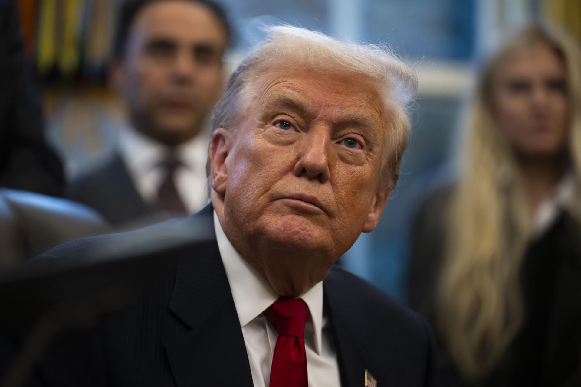 WASHINGTON (United States), 11/11/2025.- US President Donald Trump speaks to members of the media during a swearing in ceremony for Sergio Gor, the new US Ambassador to India, in the Oval Office at the White House in Washington, DC, USA, 10 November 2025. EFE/EPA/GRAIG HUDSON / POOL