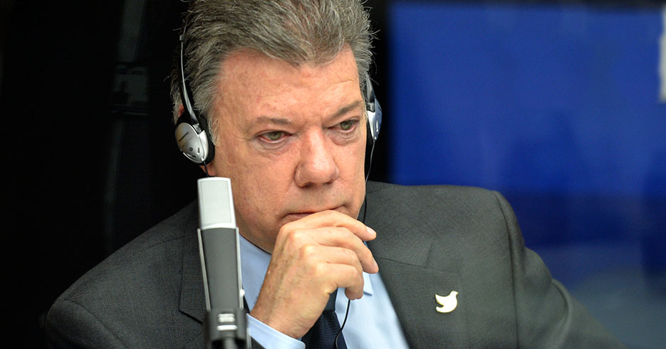 Las imágenes de Santos detrás de los micrófonos de Blu Radio